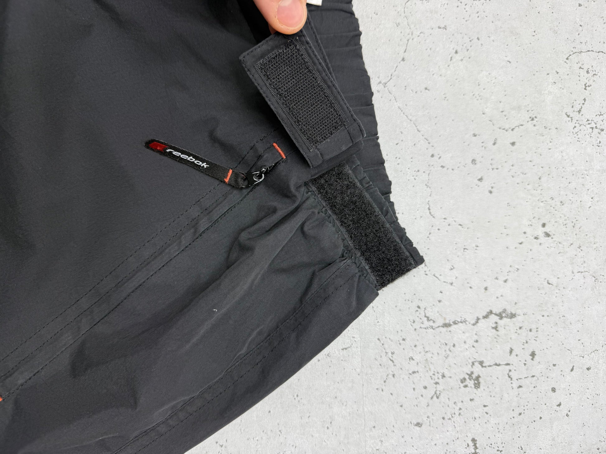 Reebok Vintage Outdoorhose in Schwarz, Größe XL, Detail Klettlasche