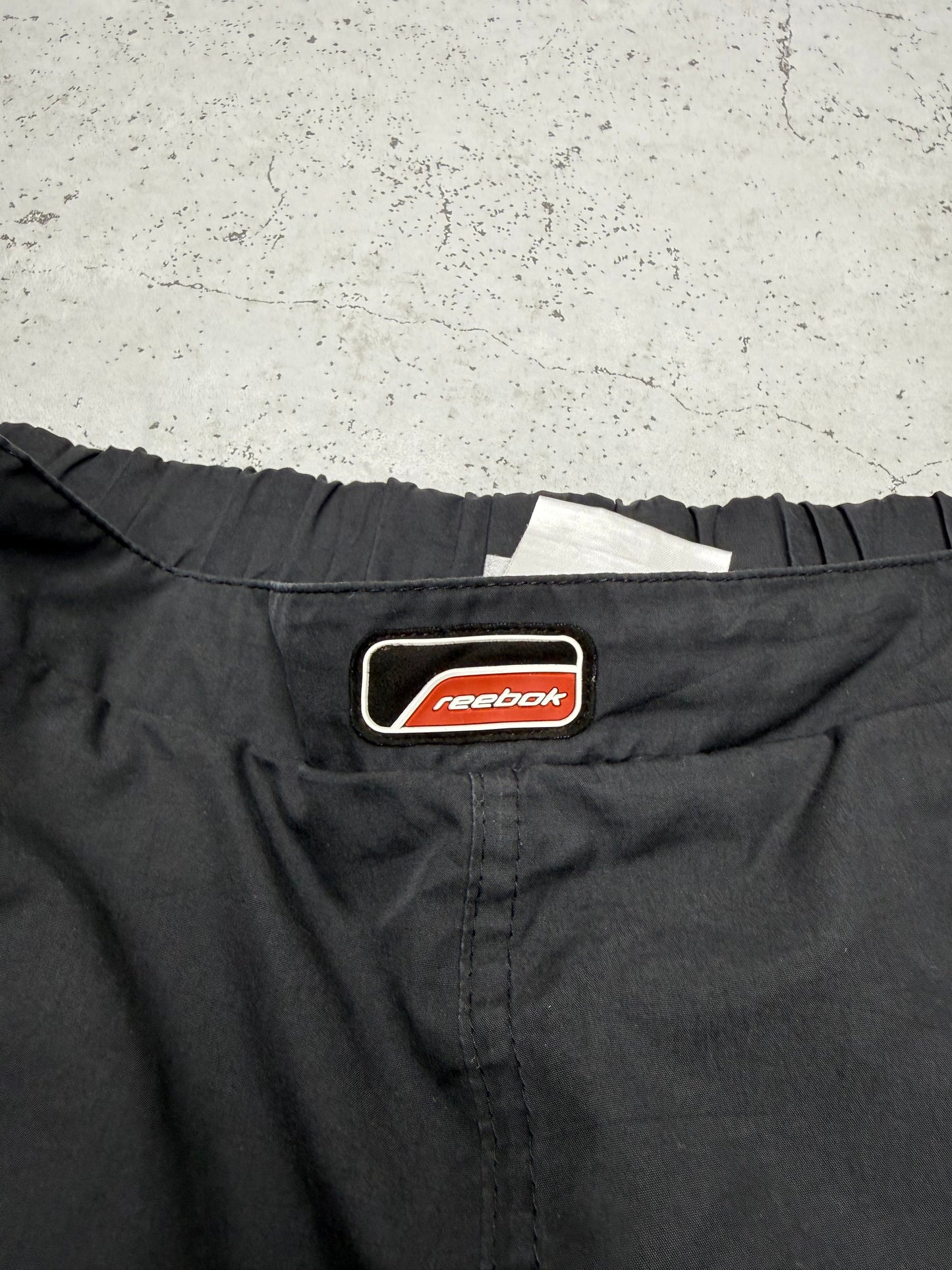 Reebok Vintage Outdoorhose in Schwarz, Größe XL, Badge auf der Rückseite