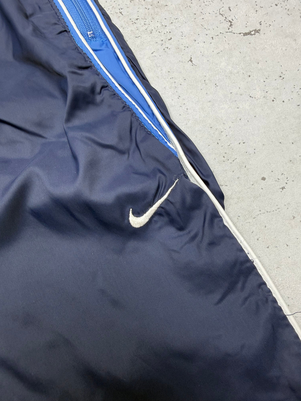 Nike Vintage Trackpants in Navy, Größe M, Swoosh-Logo Nahaufnahme