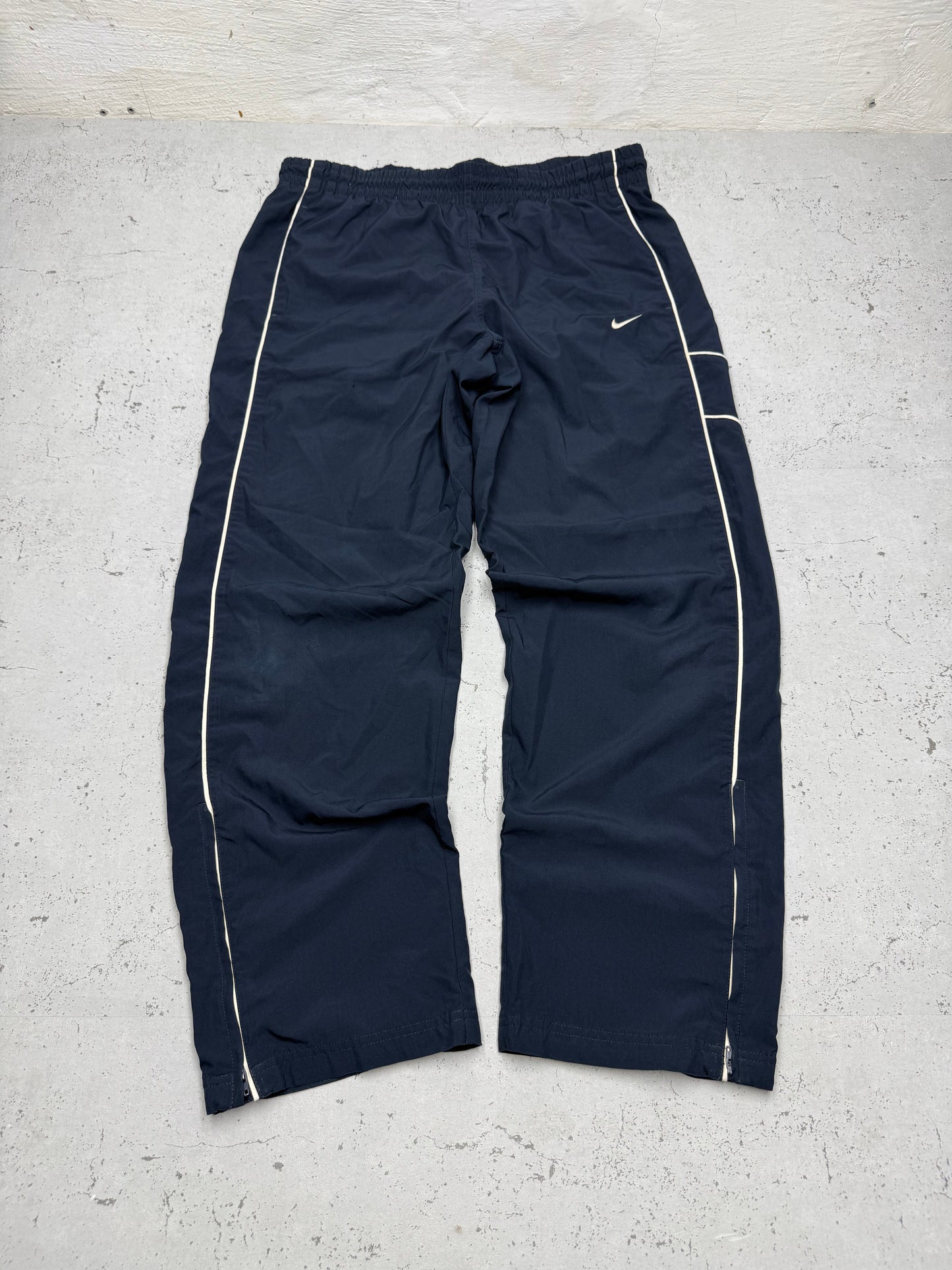 Nike Vintage Trackpants in Navy mit Creme Piping, Größe L, Vorderansicht