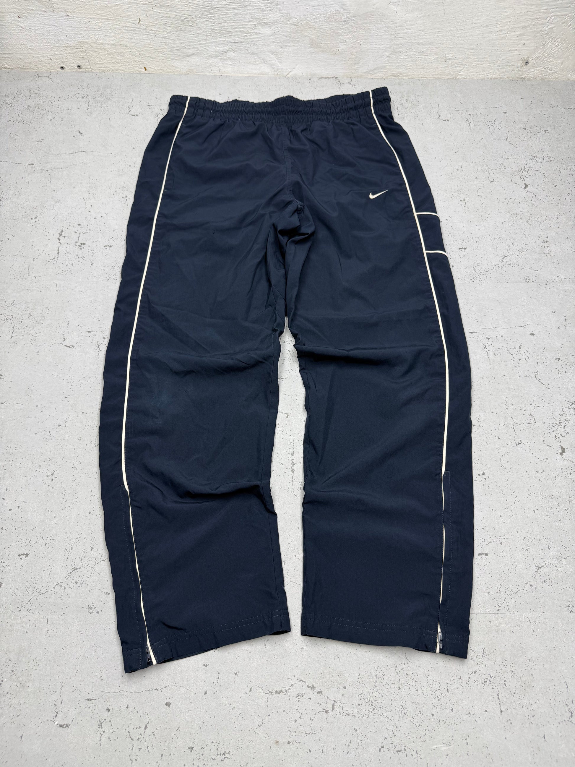 Nike Vintage Trackpants in Navy mit Creme Piping, Größe L, Vorderansicht