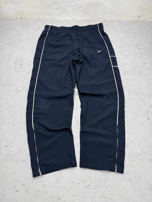 Nike Vintage Trackpants in Navy mit Creme Piping, Größe L, Vorderansicht