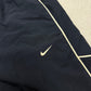 Nike Vintage Trackpants in Navy mit Creme Piping, Größe L, Swoosh-Logo Nahaufnahme