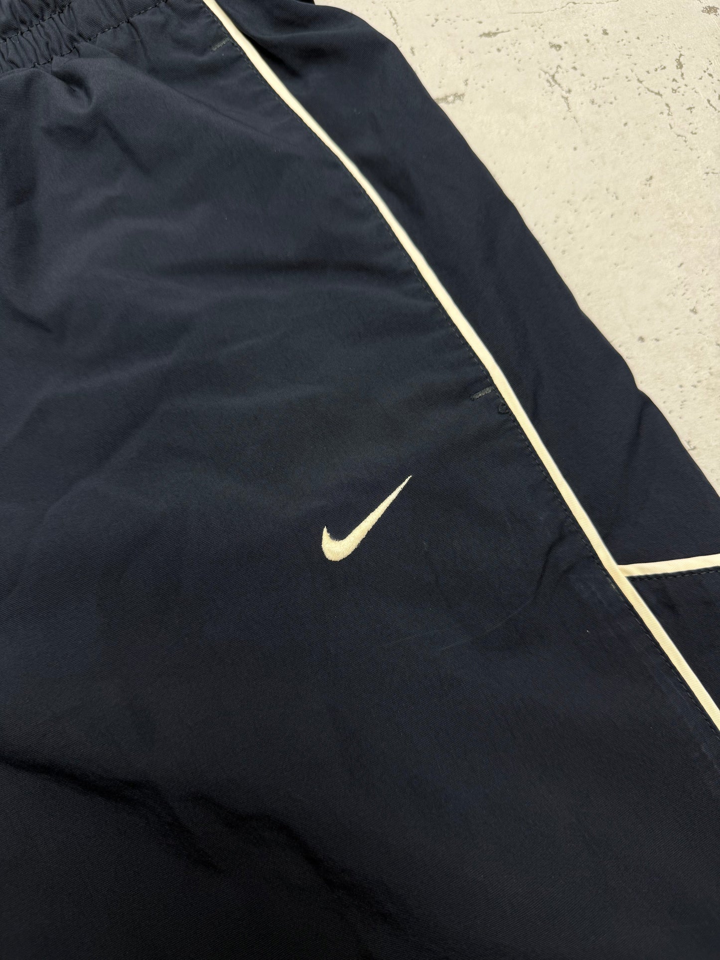 Nike Vintage Trackpants in Navy mit Creme Piping, Größe L, Swoosh-Logo Nahaufnahme