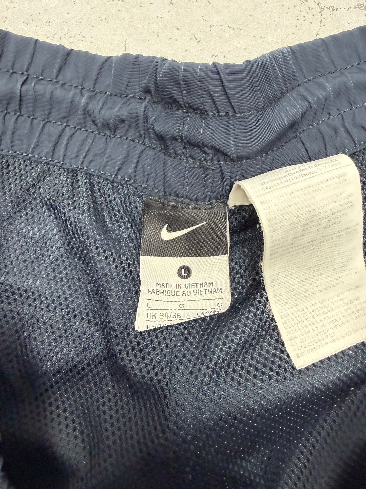 Nike Vintage Trackpants in Navy mit Creme Piping, Größe L, Etikett