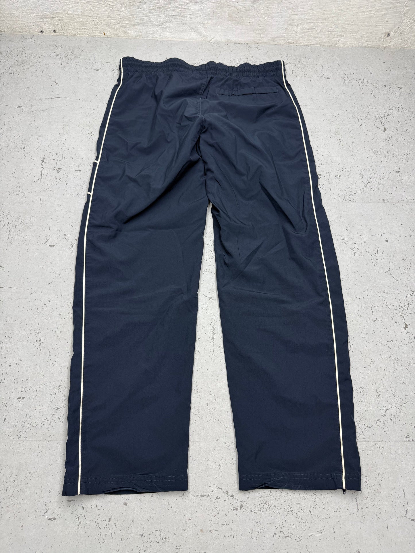 Nike Vintage Trackpants in Navy mit Creme Piping, Größe L, Rückansicht