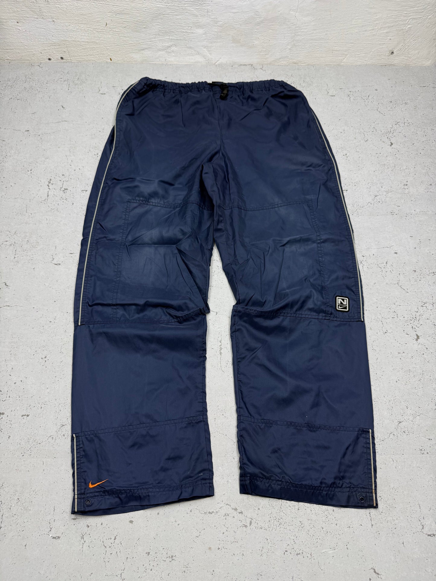 Nike Vintage Cargo Trackpants in Navy mit orangem Swoosh, Größe L, Vorderansicht