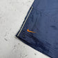 Nike Vintage Cargo Trackpants in Navy mit orangem Swoosh, Größe L, Swoosh am Saum Nahaufnahme