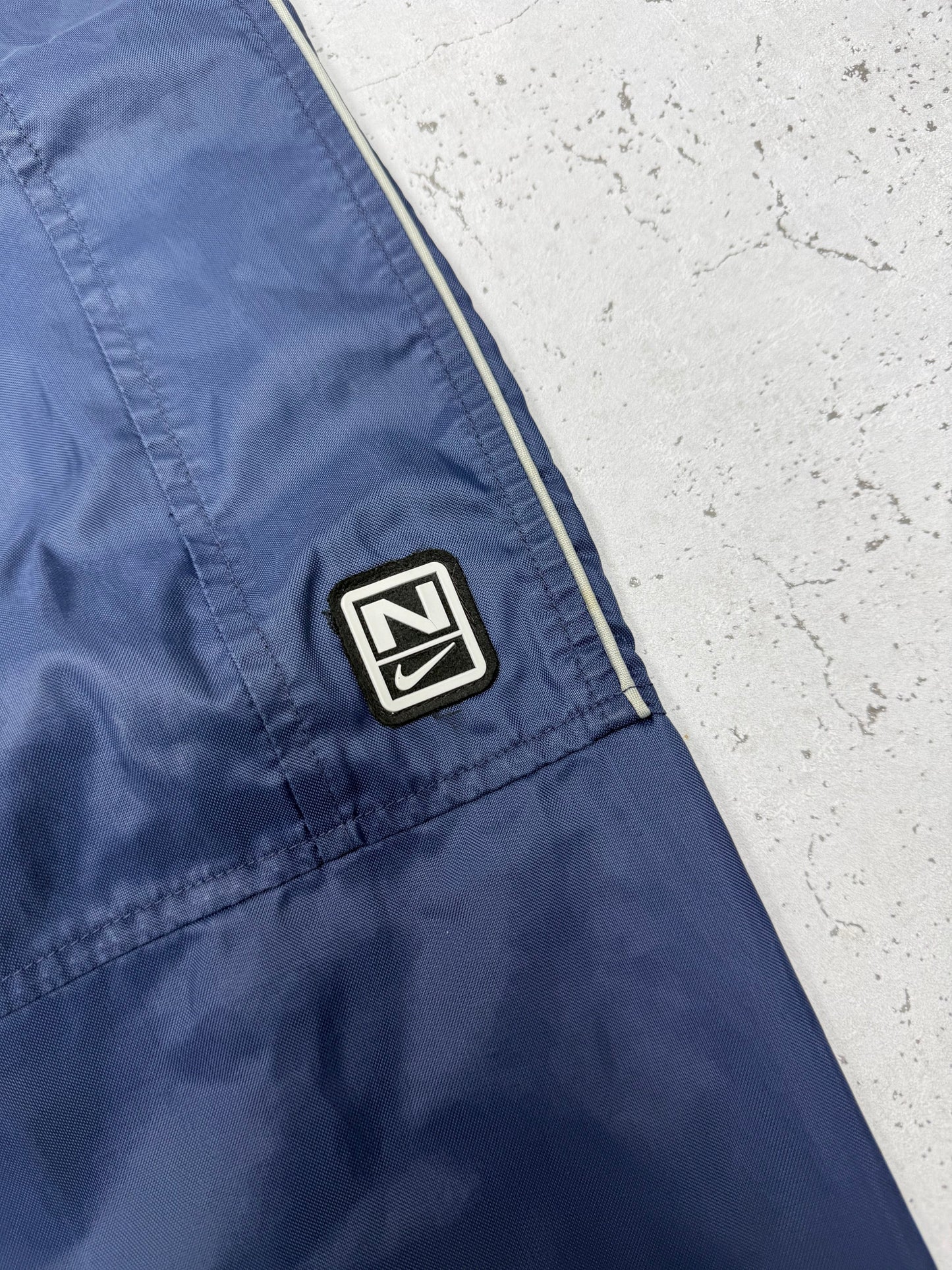 Nike Vintage Cargo Trackpants in Navy mit orangem Swoosh, Größe L, N-Patch Detail