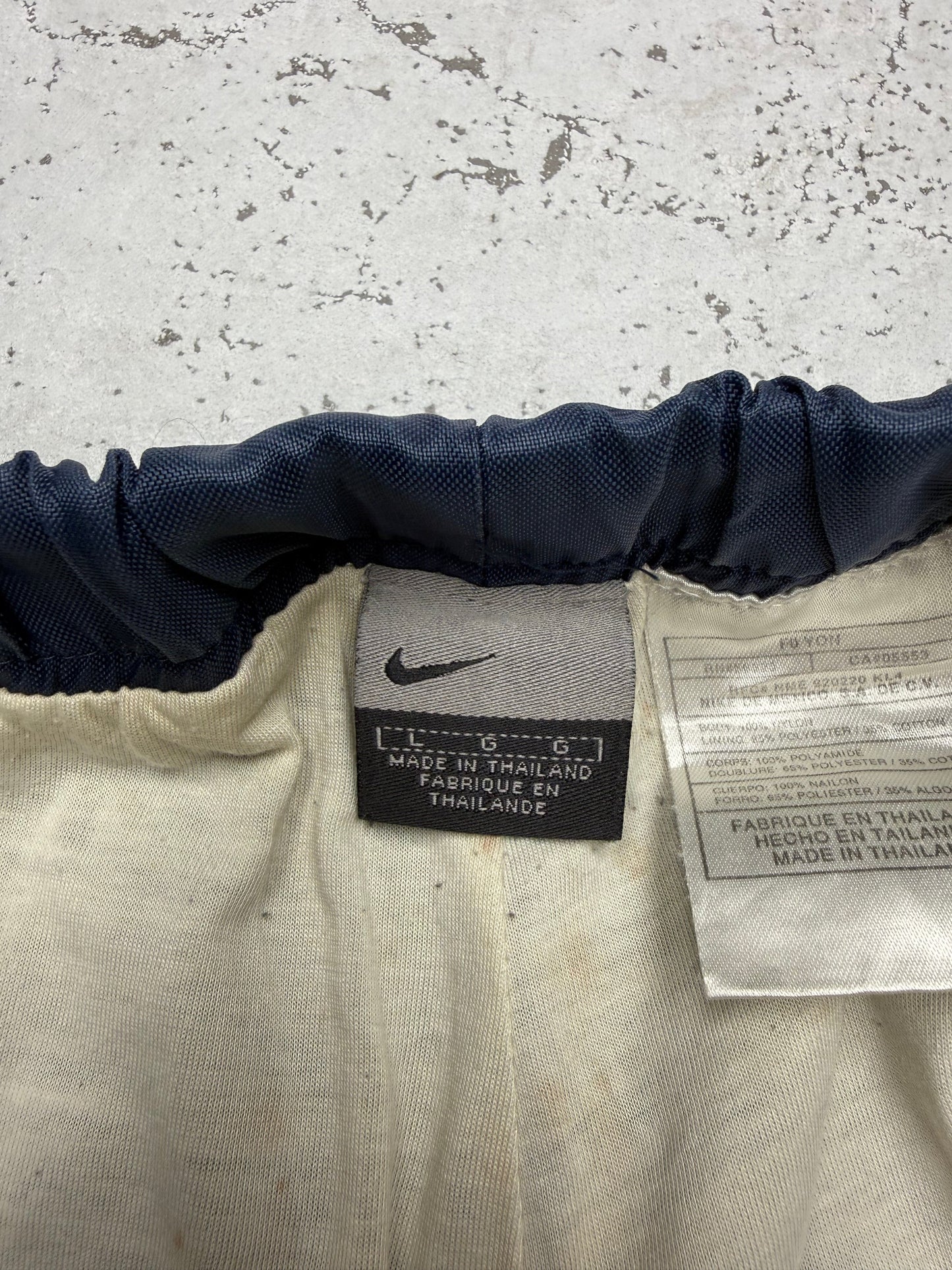 Nike Vintage Cargo Trackpants in Navy mit orangem Swoosh, Größe L, Etikett