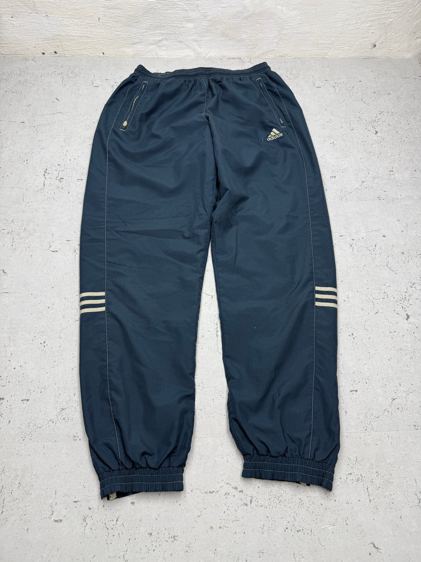 adidas Vintage Trackpants in Navy mit goldenem Logo, Größe L, Vorderansicht
