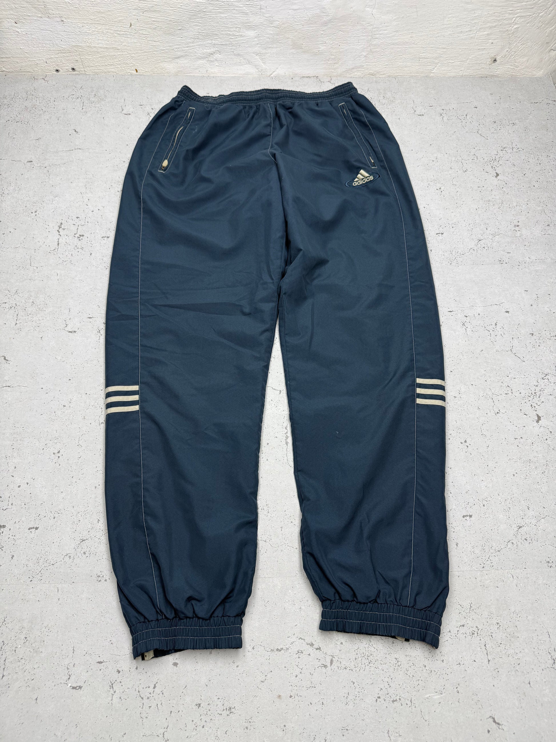 adidas Vintage Trackpants in Navy mit goldenem Logo, Größe L, Vorderansicht