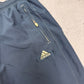 adidas Vintage Trackpants in Navy mit goldenem Logo, Größe L, Logo Nahaufnahme