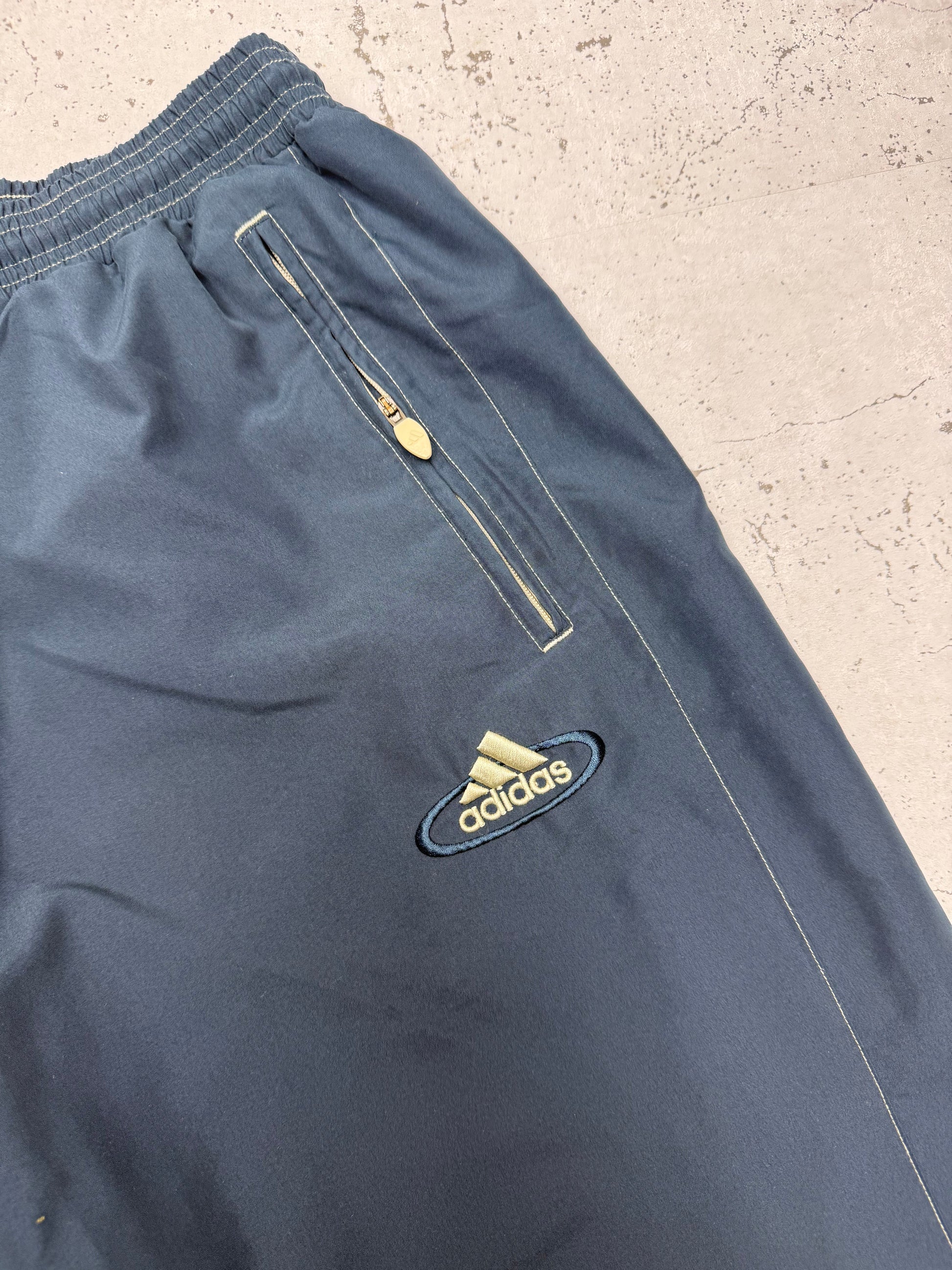 adidas Vintage Trackpants in Navy mit goldenem Logo, Größe L, Logo Nahaufnahme