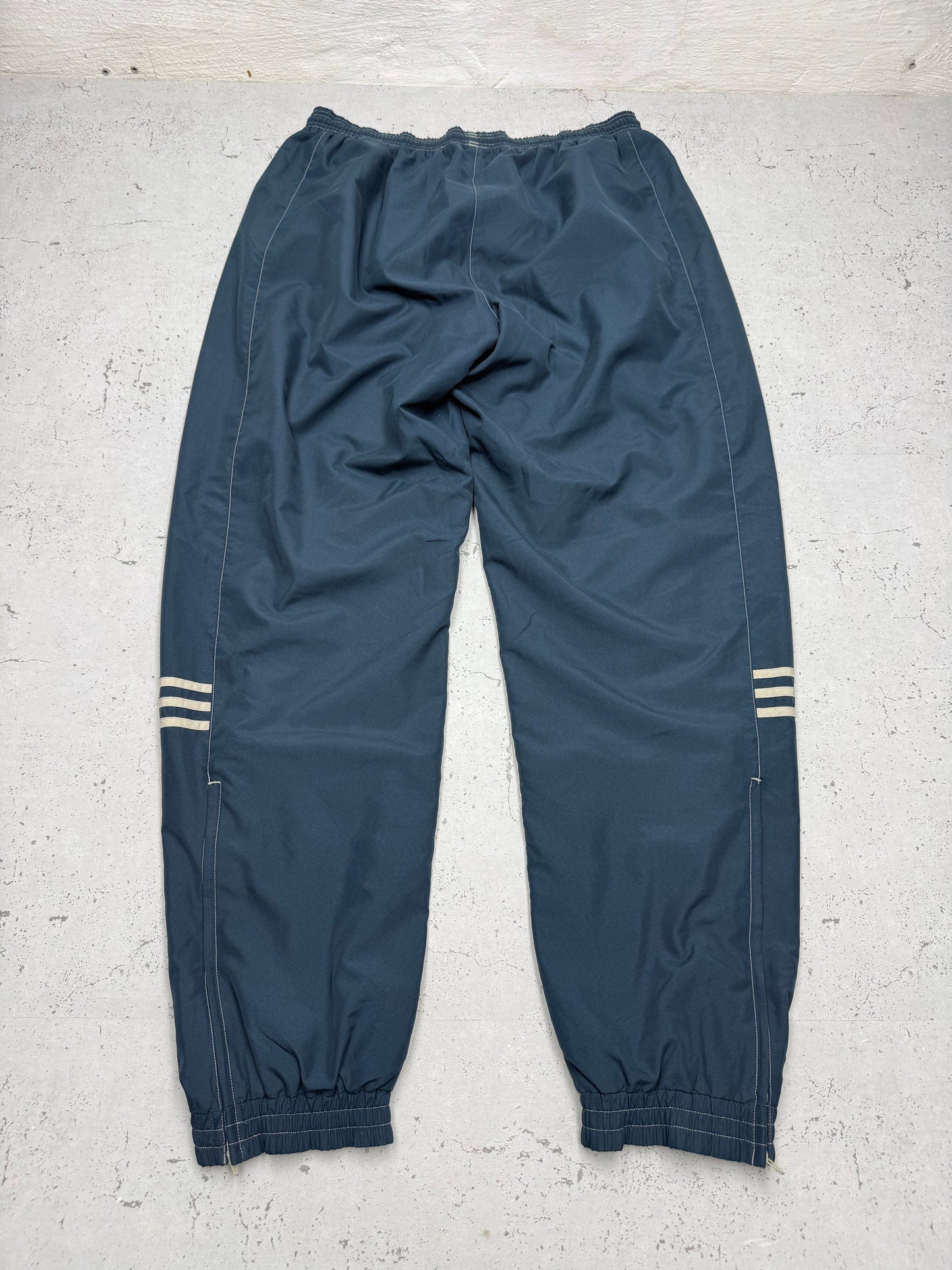 adidas Vintage Trackpants in Navy mit goldenem Logo, Größe L, Rückansicht