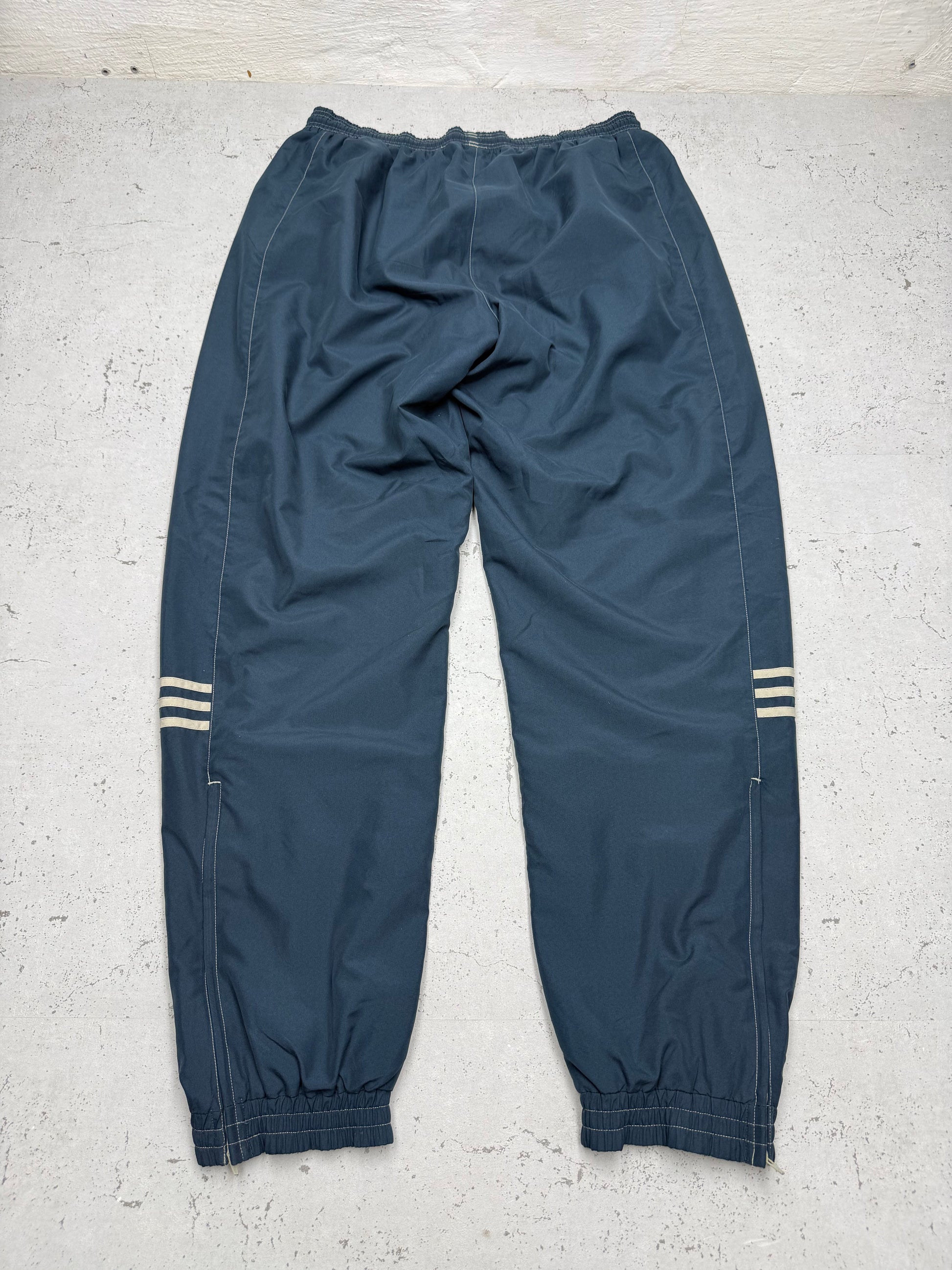 adidas Vintage Trackpants in Navy mit goldenem Logo, Größe L, Rückansicht