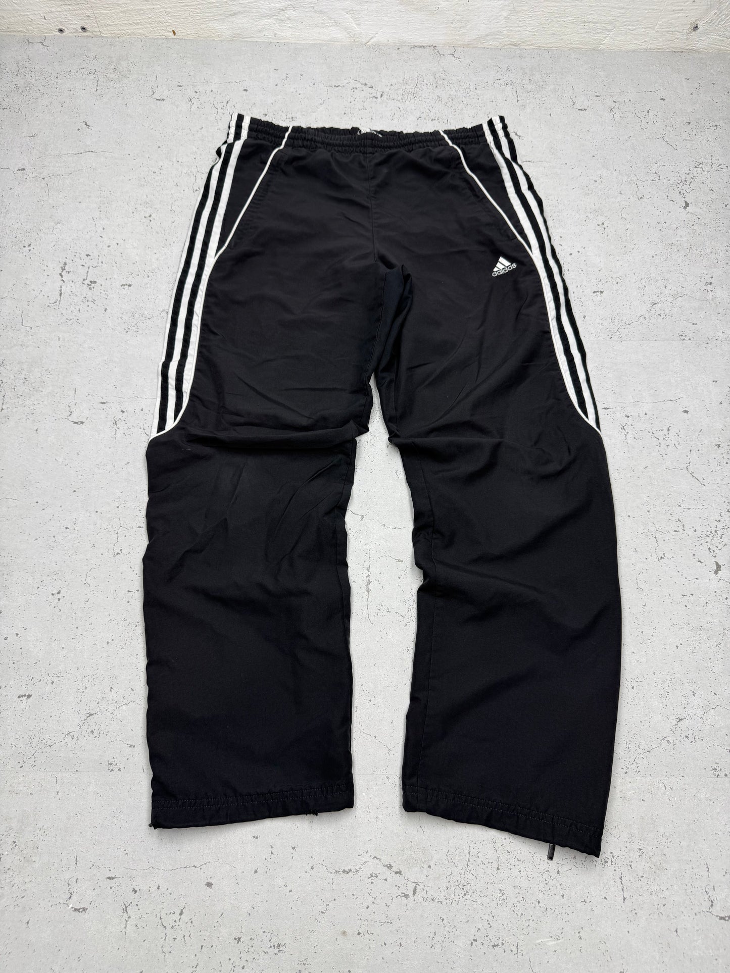 adidas Vintage Trackpants in Schwarz mit drei weißen Streifen, Größe XS, Vorderansicht