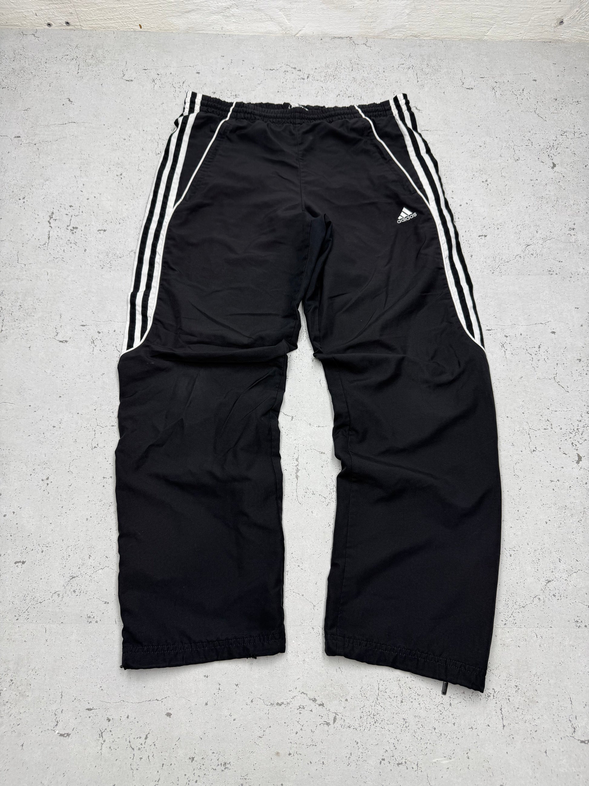 adidas Vintage Trackpants in Schwarz mit drei weißen Streifen, Größe XS, Vorderansicht