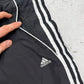 adidas Vintage Trackpants in Schwarz mit drei weißen Streifen, Größe XS, Logo und Tasche Detail