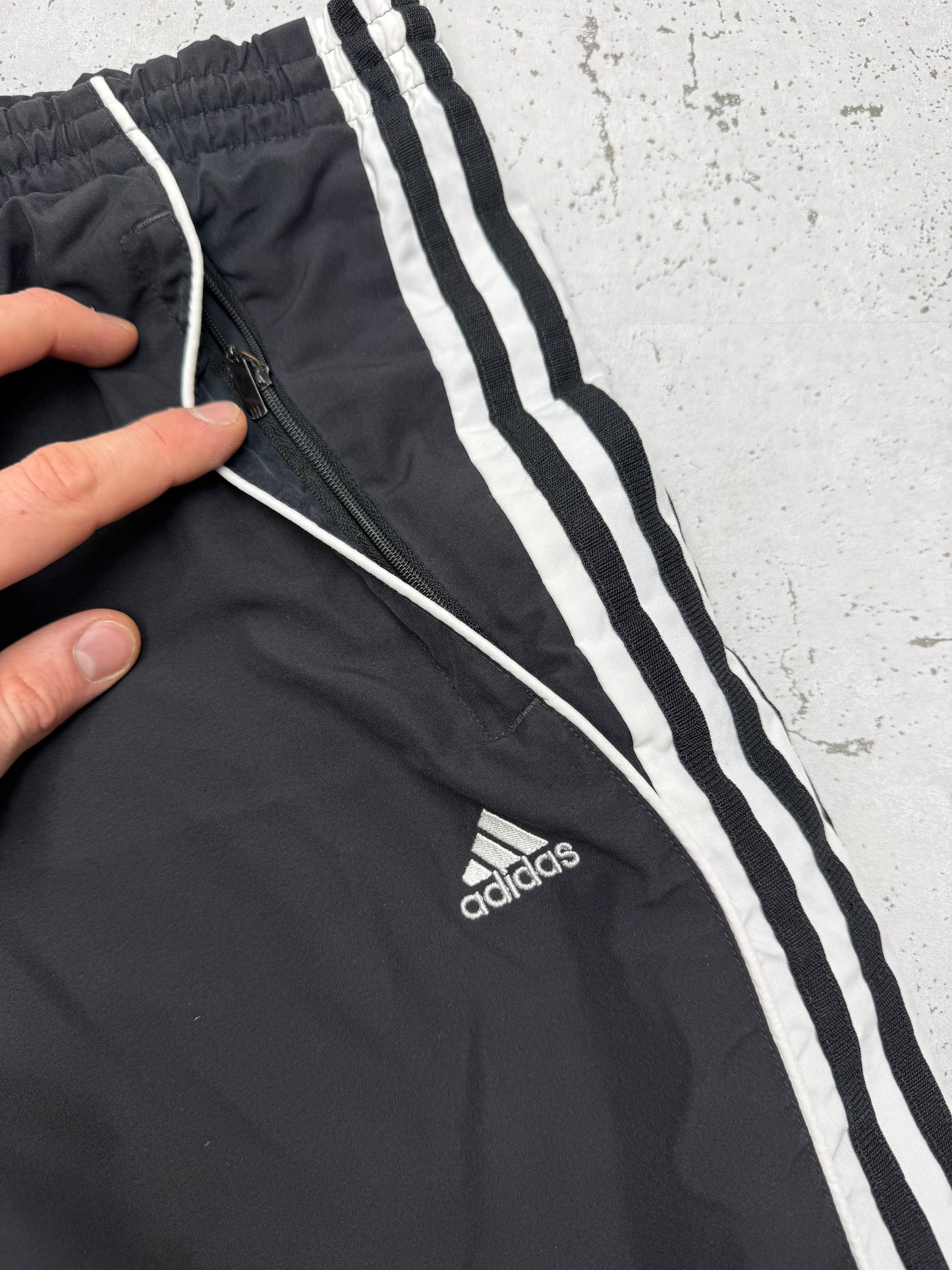 adidas Vintage Trackpants in Schwarz mit drei weißen Streifen, Größe XS, Logo und Tasche Detail