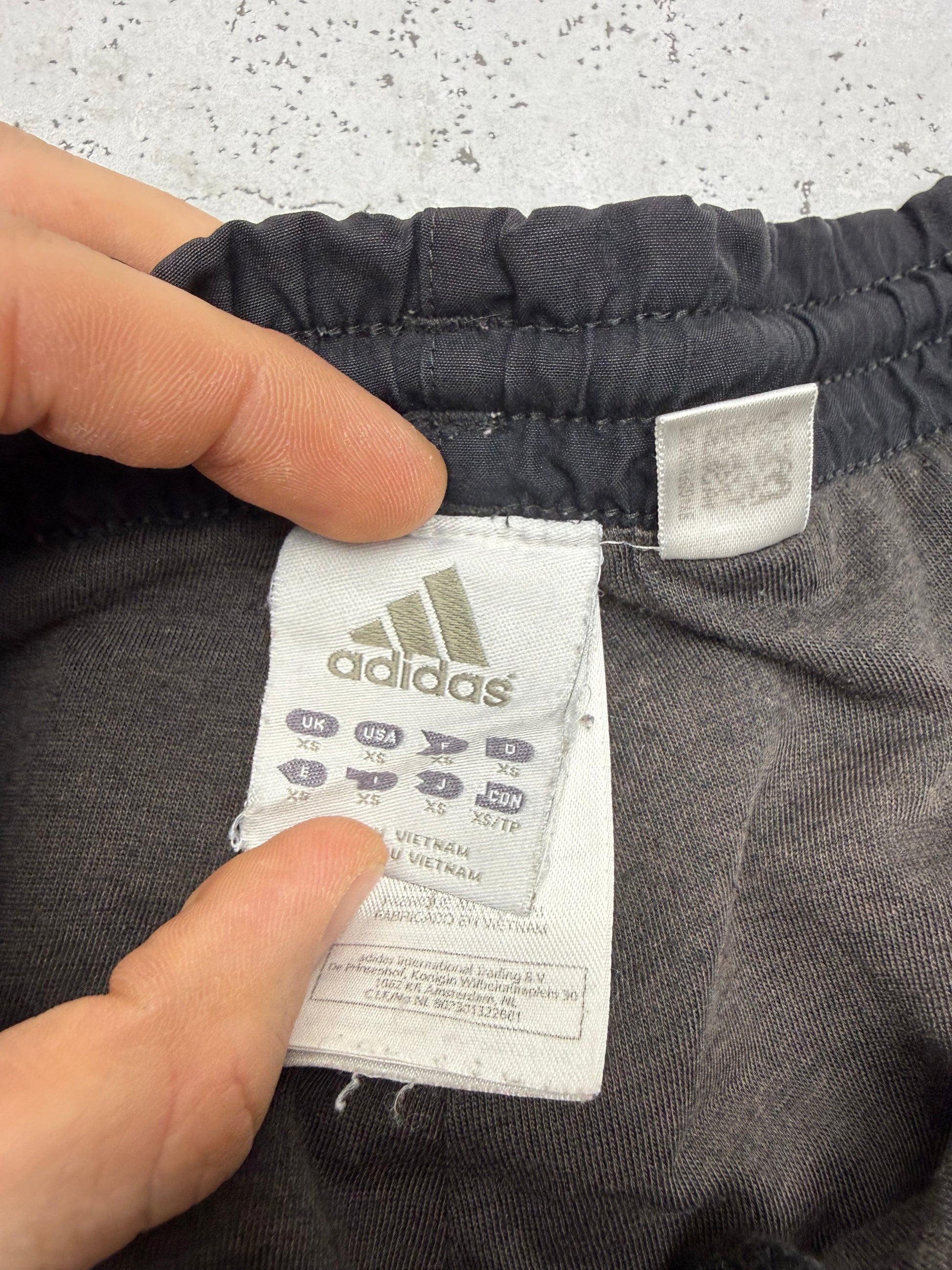 adidas Vintage Trackpants in Schwarz mit drei weißen Streifen, Größe XS, Etikett