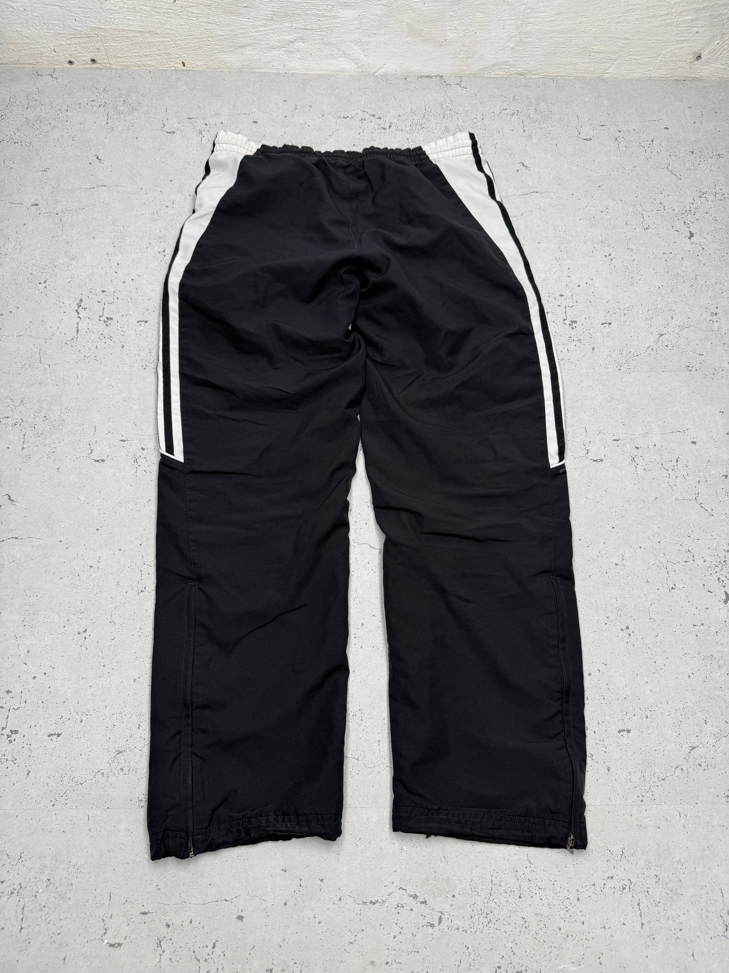 adidas Vintage Trackpants in Schwarz mit drei weißen Streifen, Größe XS, Rückansicht