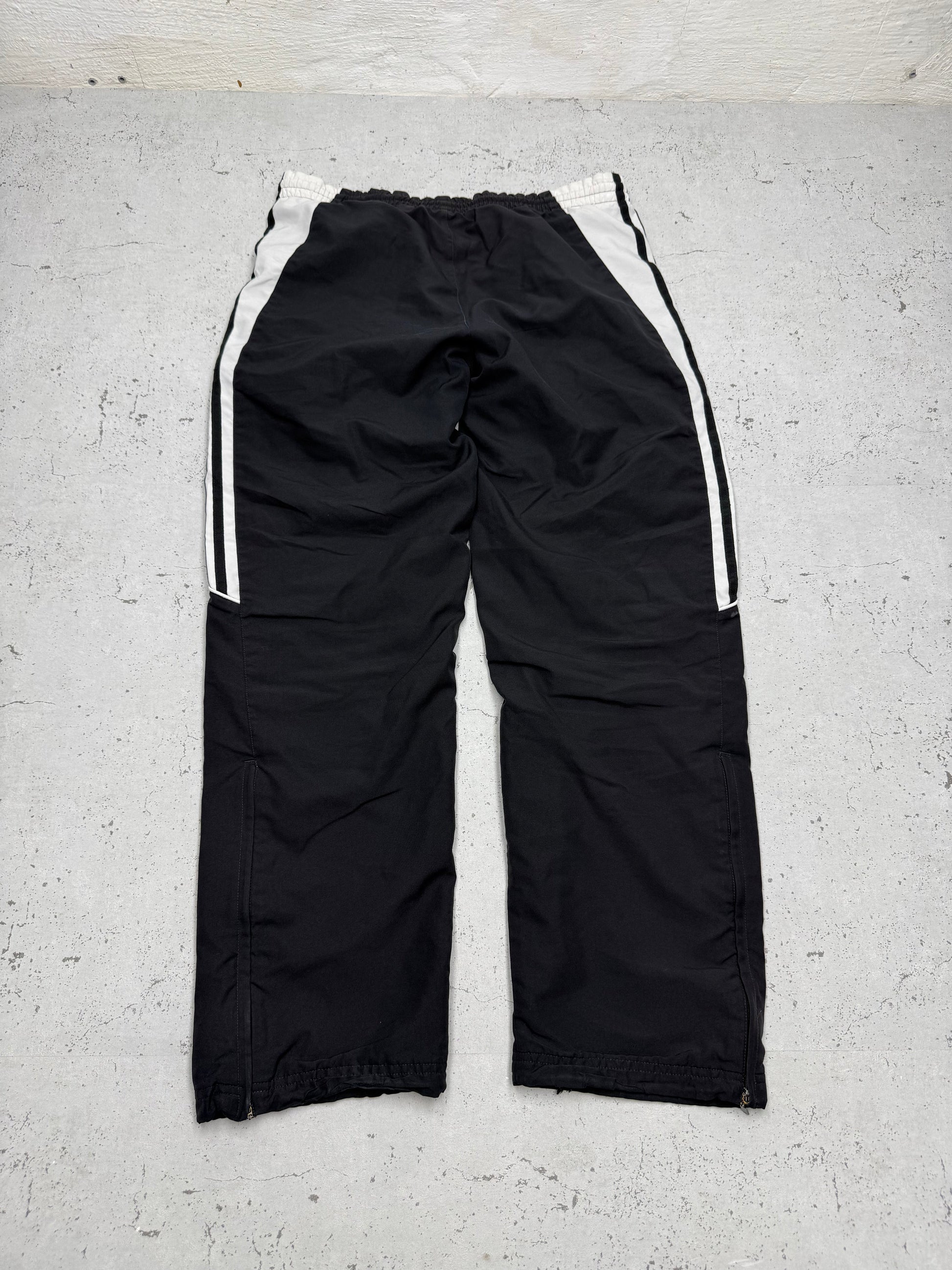 adidas Vintage Trackpants in Schwarz mit drei weißen Streifen, Größe XS, Rückansicht