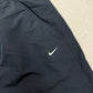 Nike Vintage Trackpants in Navy, Größe L, Swoosh-Logo Nahaufnahme