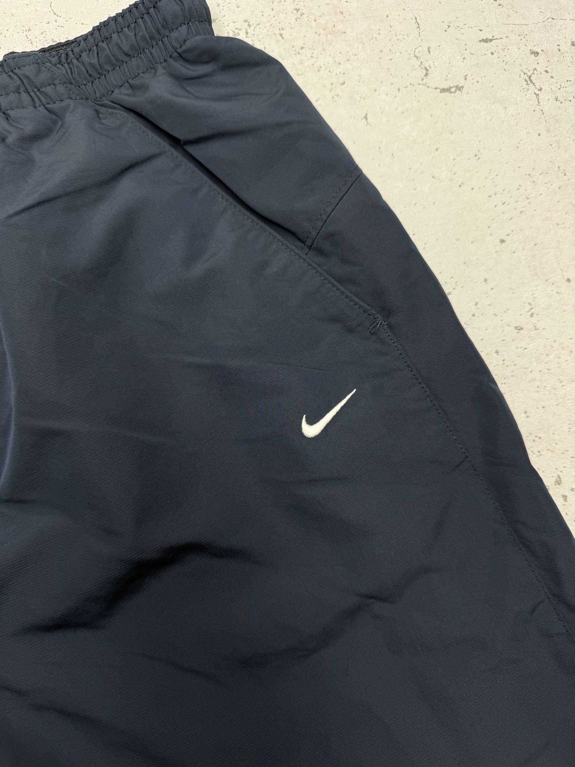 Nike Vintage Trackpants in Navy, Größe L, Swoosh-Logo Nahaufnahme