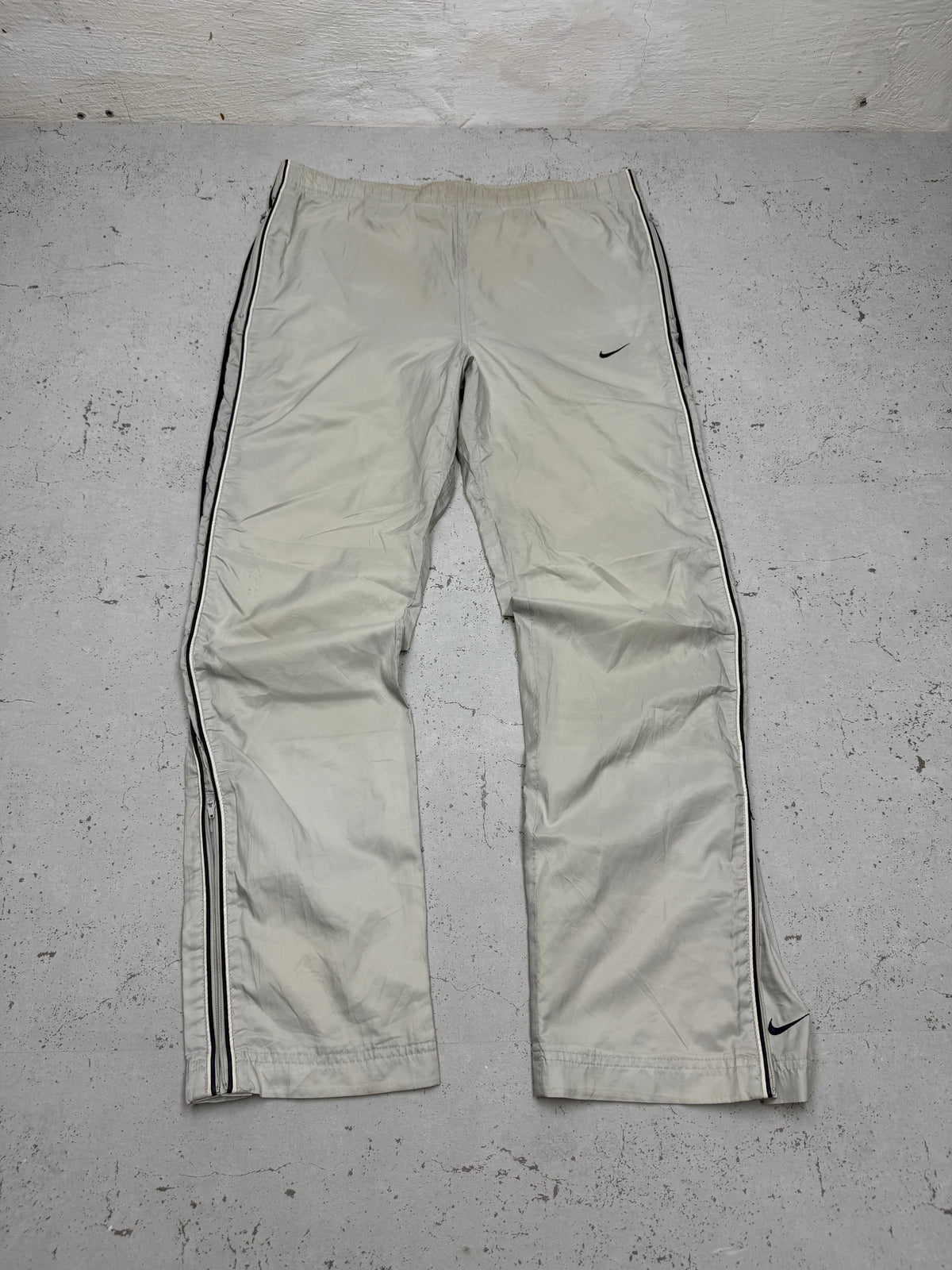 Nike Vintage Trackpants in Beige mit Navy Paspel, Größe S, Vorderansicht