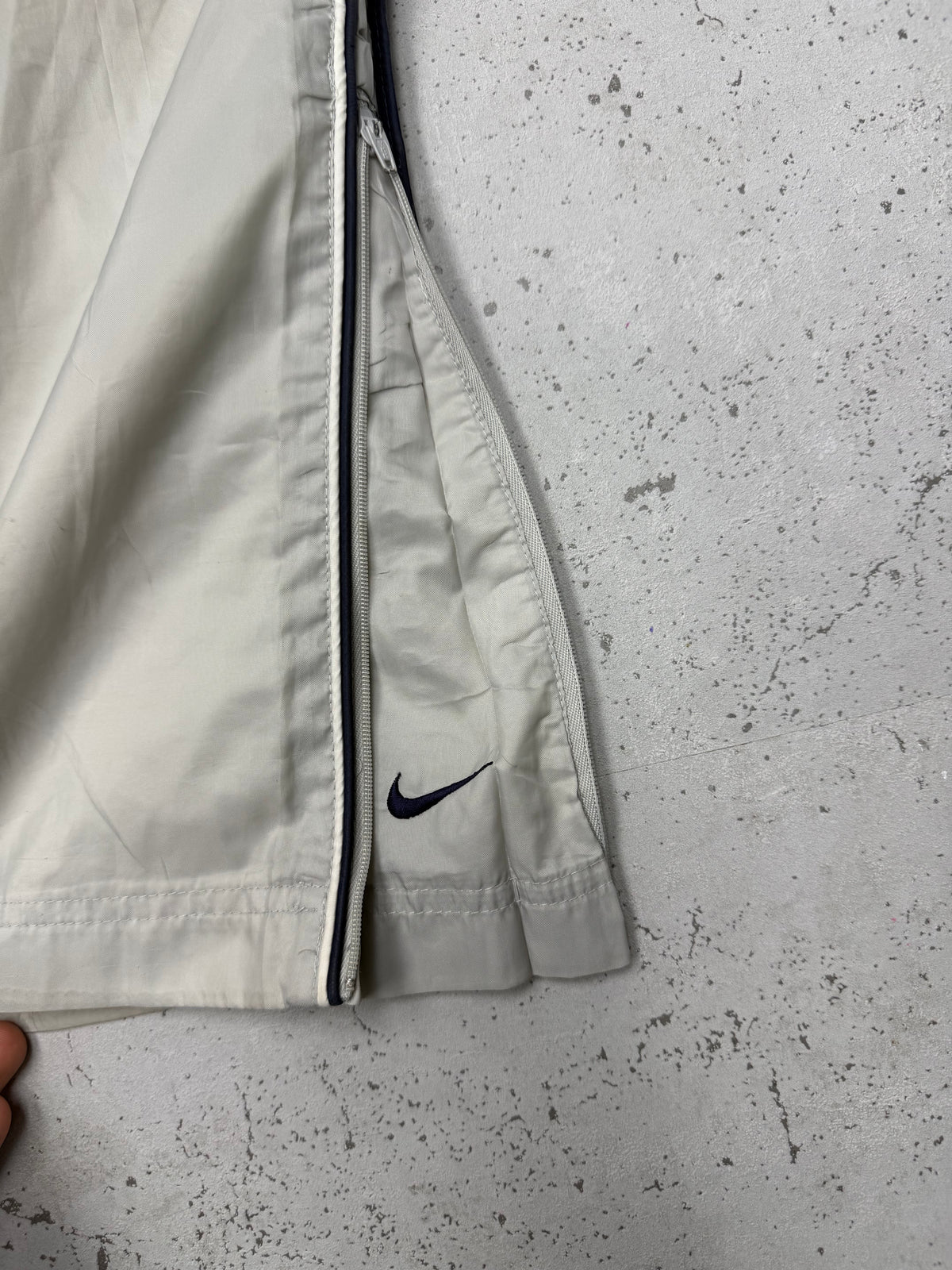 Nike Vintage Trackpants in Beige mit Navy Paspel, Größe S, Detail Reißverschluss am Bein