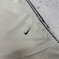 Nike Vintage Trackpants in Beige mit Navy Paspel, Größe S, Swoosh-Logo Nahaufnahme
