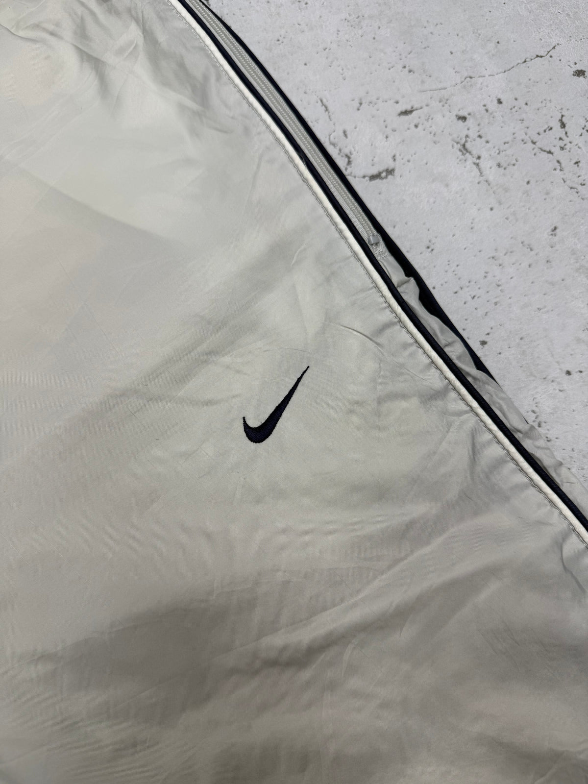Nike Vintage Trackpants in Beige mit Navy Paspel, Größe S, Swoosh-Logo Nahaufnahme