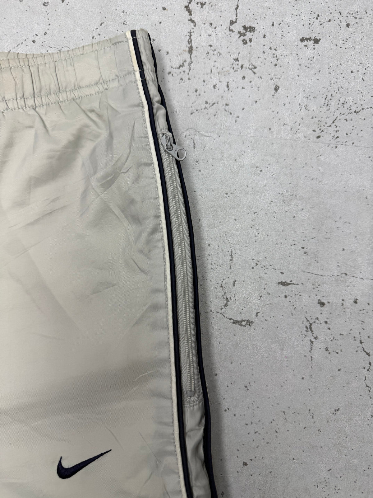 Nike Vintage Trackpants in Beige mit Navy Paspel, Größe S, Detail Reißverschluss geöffnet