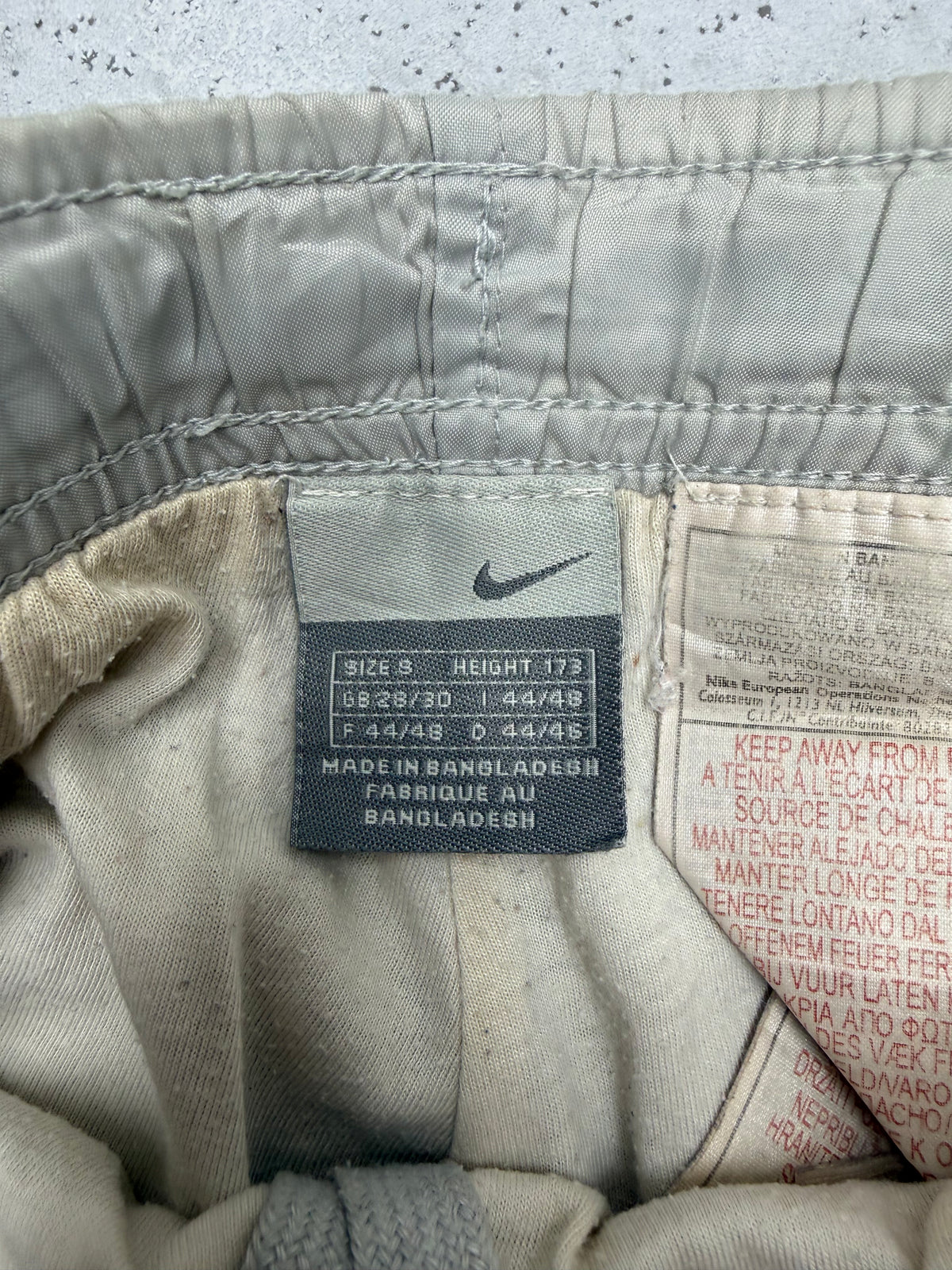 Nike Vintage Trackpants in Beige mit Navy Paspel, Größe S, Etikett