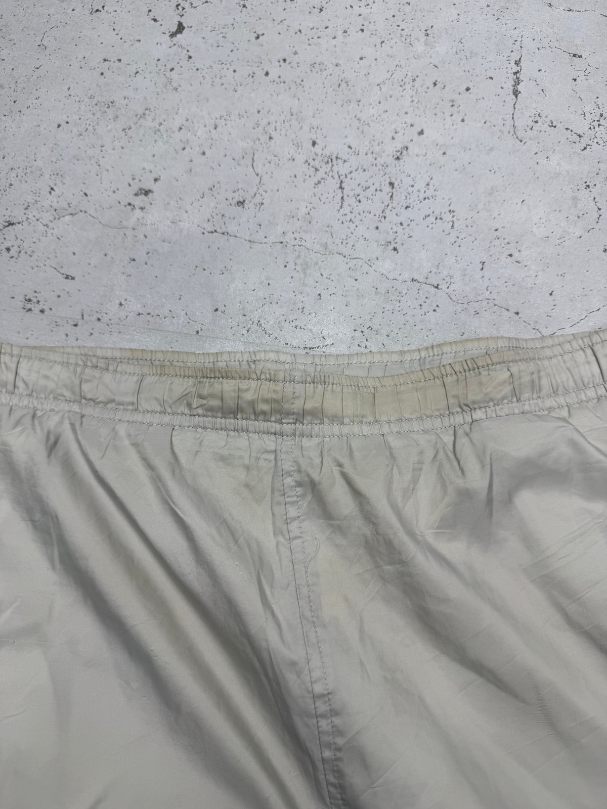 Nike Vintage Trackpants in Beige mit Navy Paspel, Größe S, Detail Bundnaht