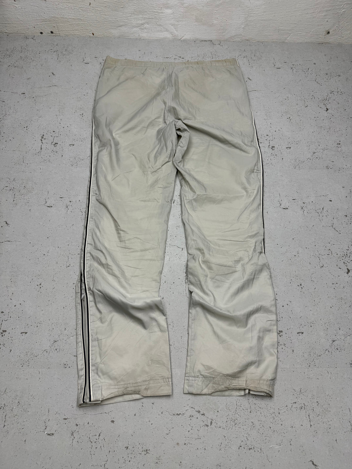 Nike Vintage Trackpants in Beige mit Navy Paspel, Größe S, Rückansicht