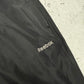 Reebok Vintage Trackpants in Schwarz, Größe L, Logo-Schriftzug Nahaufnahme