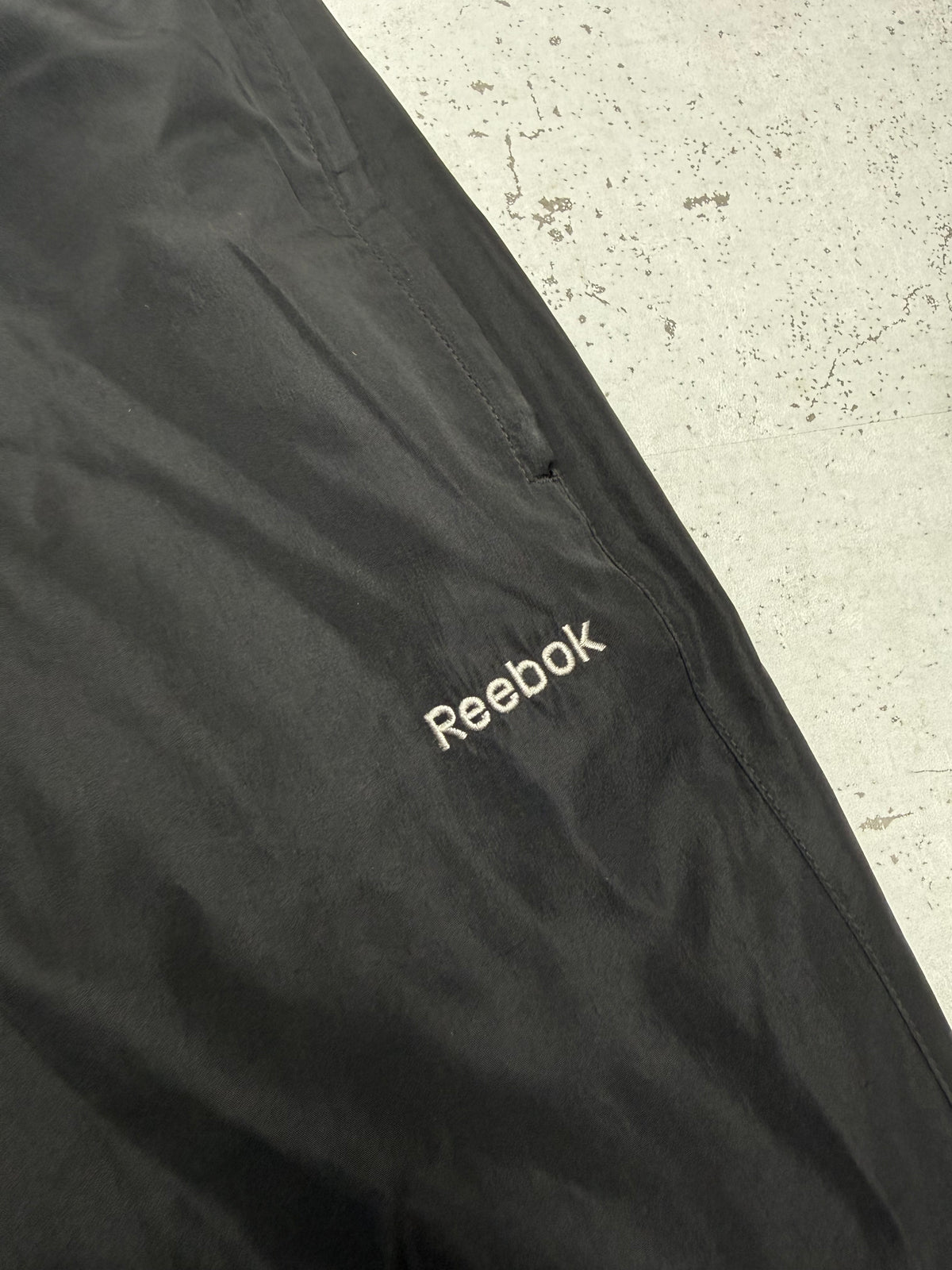 Reebok Vintage Trackpants in Schwarz, Größe L, Logo-Schriftzug Nahaufnahme