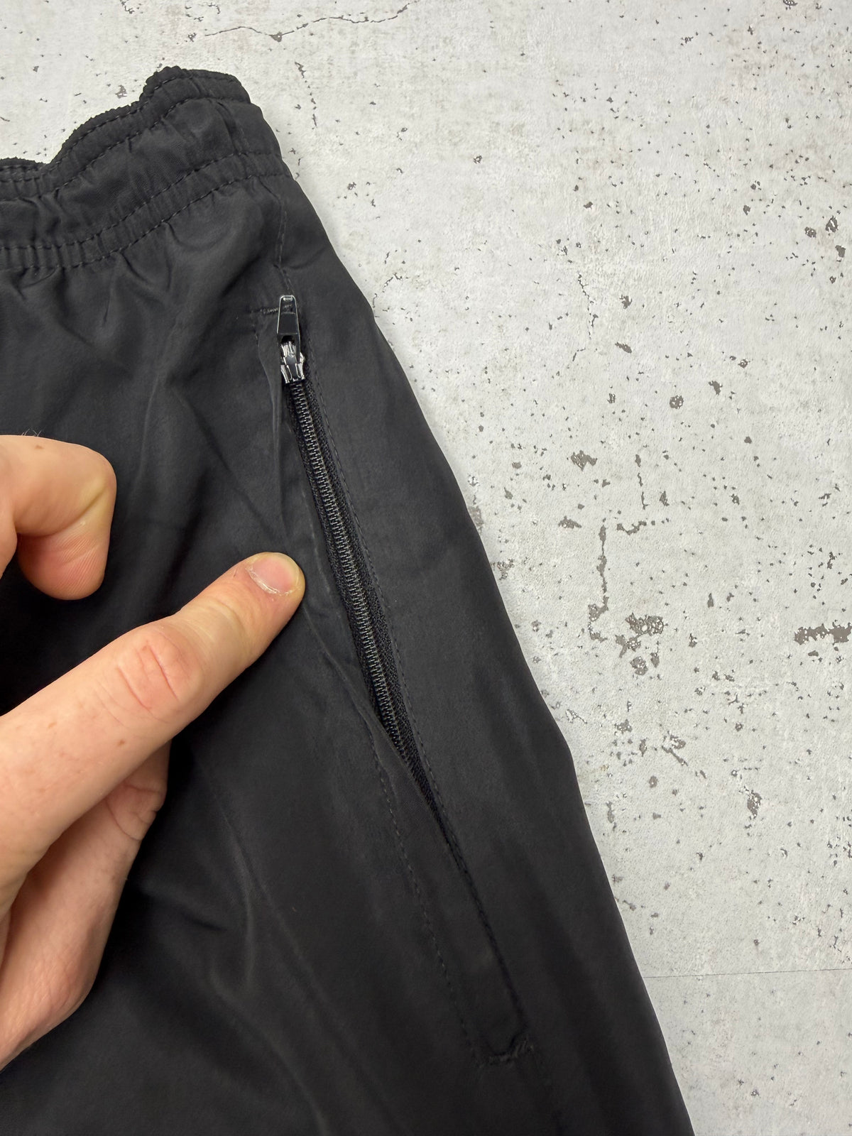 Reebok Vintage Trackpants in Schwarz, Größe L, Detail Reißverschluss am Bein