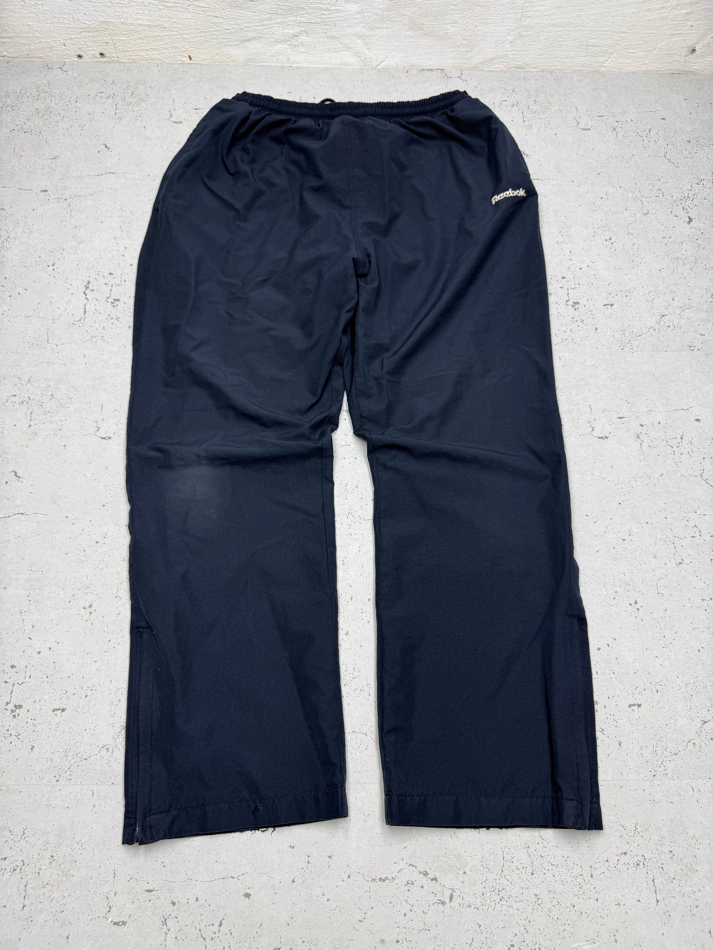 Reebok Essentials Vintage Trackpants in Dunkelblau, Größe M, Vorderansicht