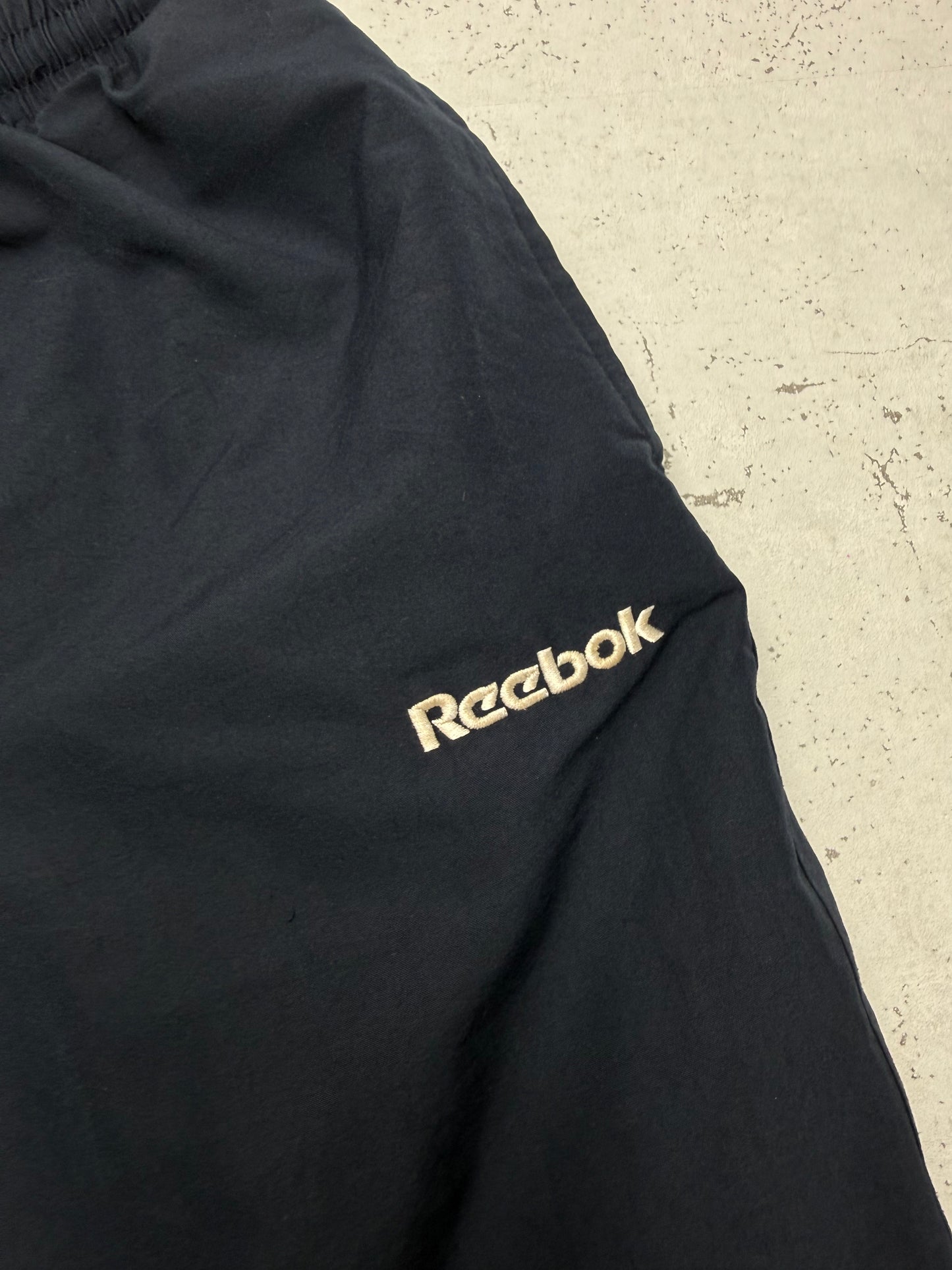 Reebok Essentials Vintage Trackpants in Dunkelblau, Größe M, Logo Nahaufnahme