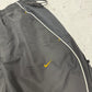 Nike Shox Vintage Trackpants in Schwarz, Größe L, Swoosh-Logo Nahaufnahme