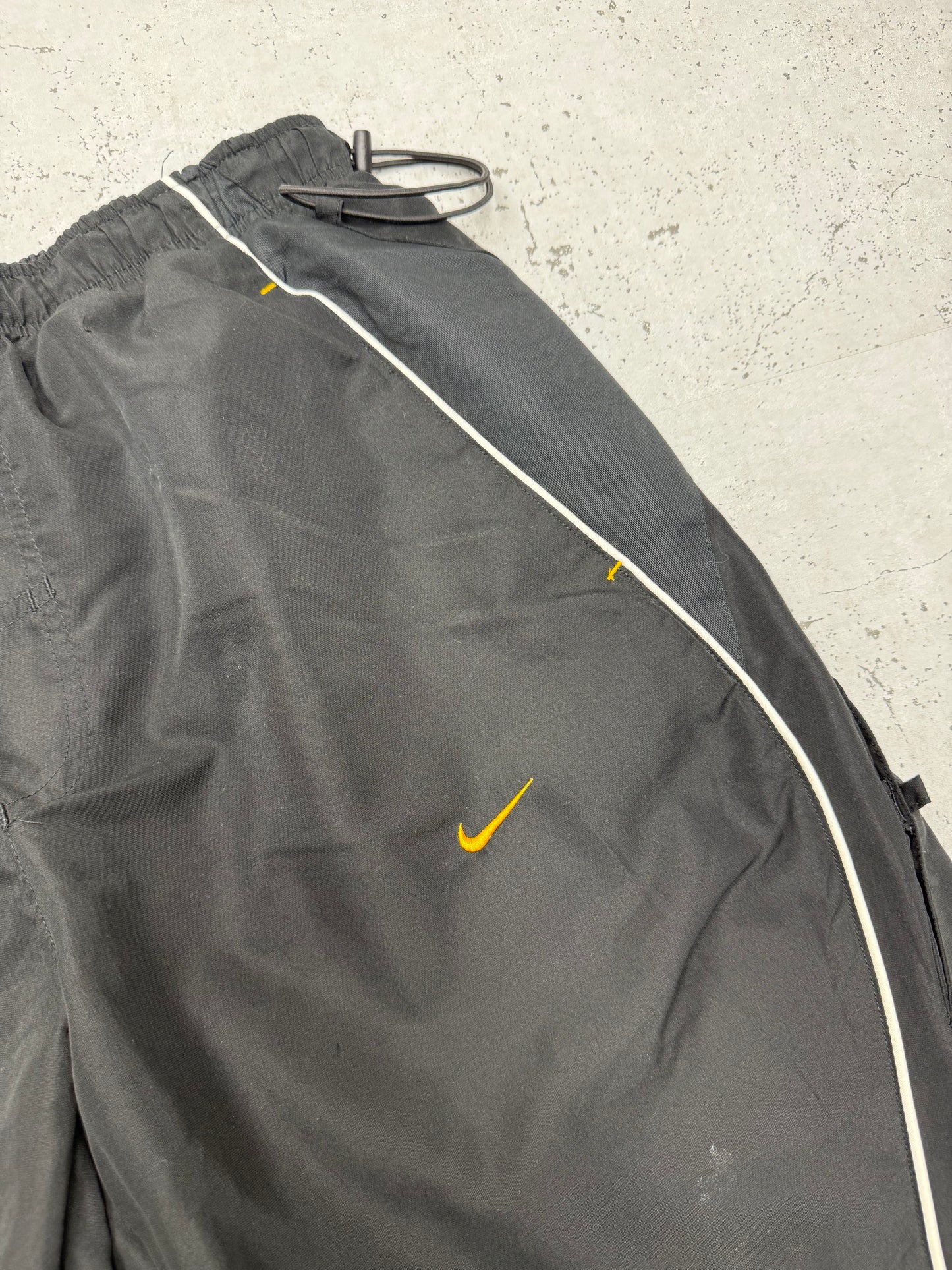 Nike Shox Vintage Trackpants in Schwarz, Größe L, Swoosh-Logo Nahaufnahme
