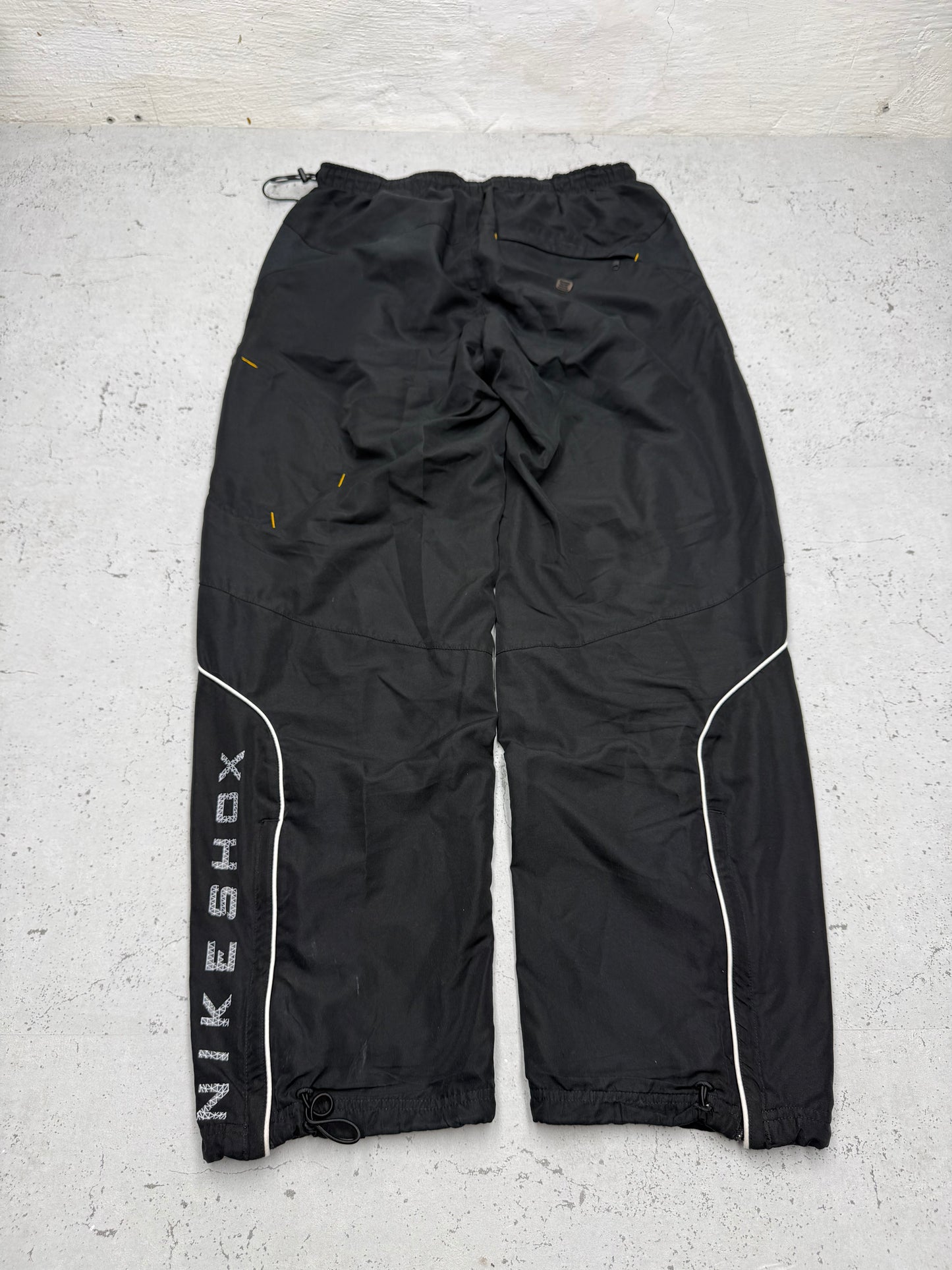 Nike Shox Vintage Trackpants in Schwarz, Größe L, Rückansicht mit NIKESHOX-Schriftzug
