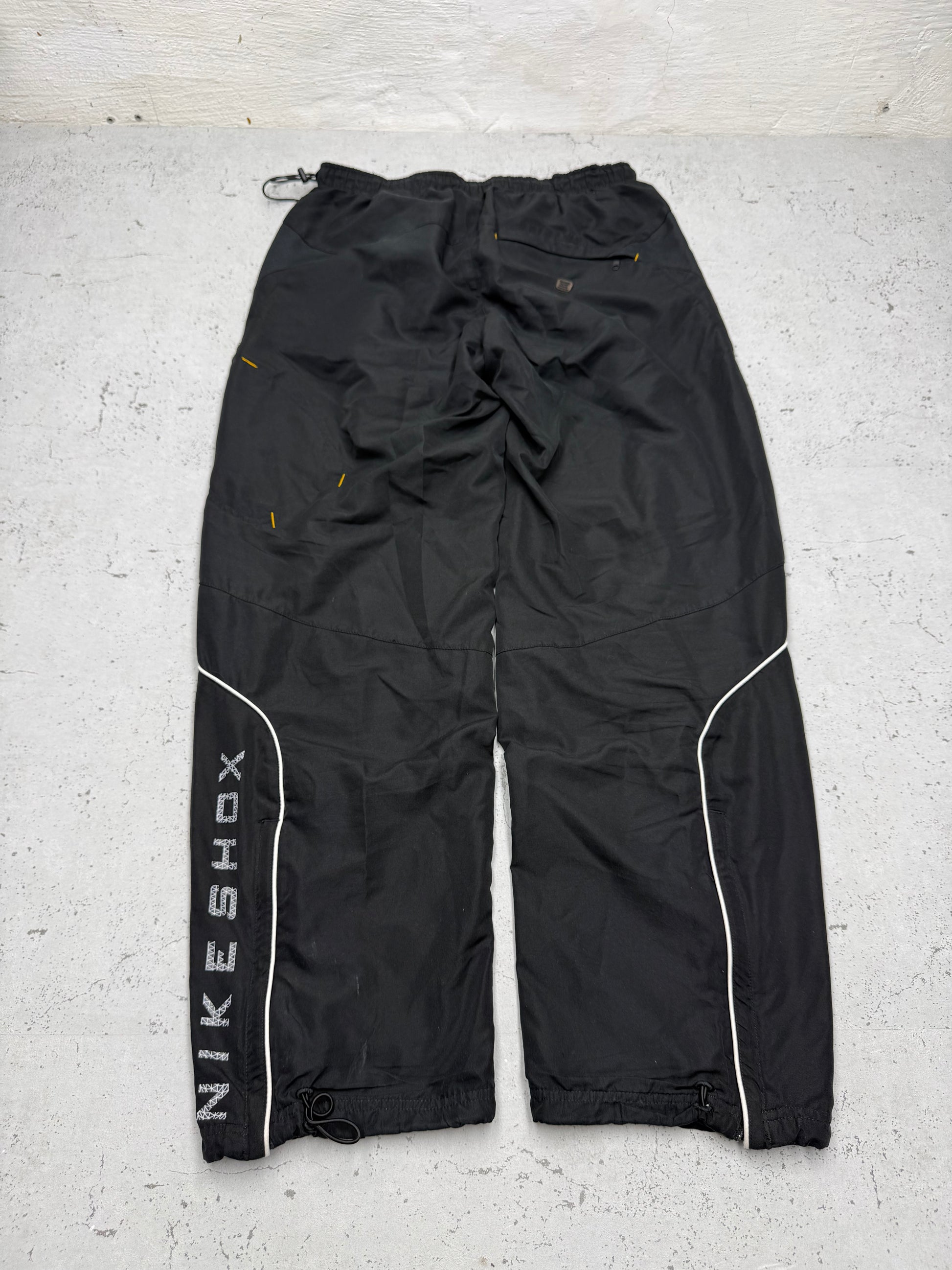 Nike Shox Vintage Trackpants in Schwarz, Größe L, Rückansicht mit NIKESHOX-Schriftzug