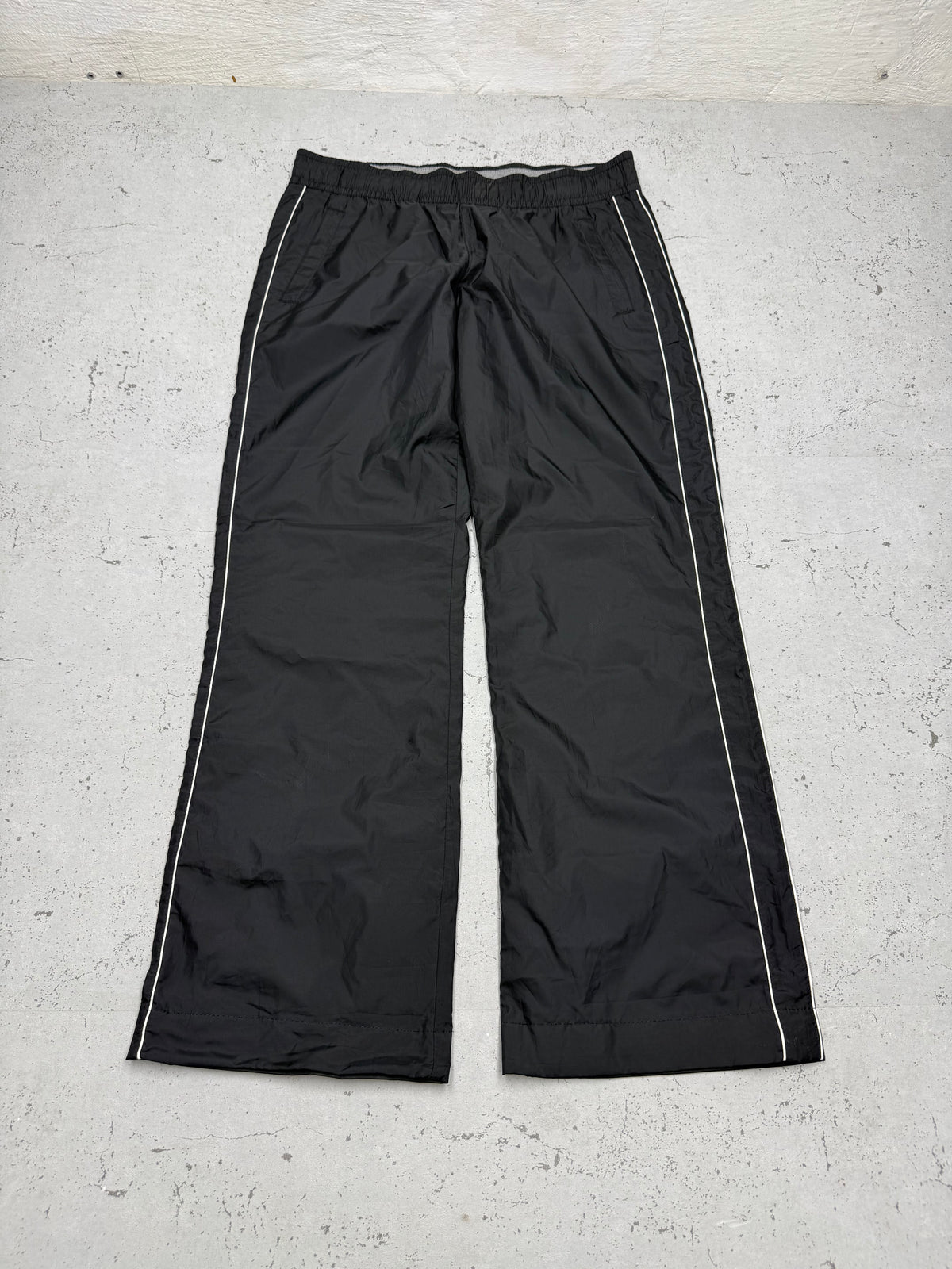 Nike Vintage Trackpants in Schwarz mit weißer Paspel, Größe M, Vorderansicht