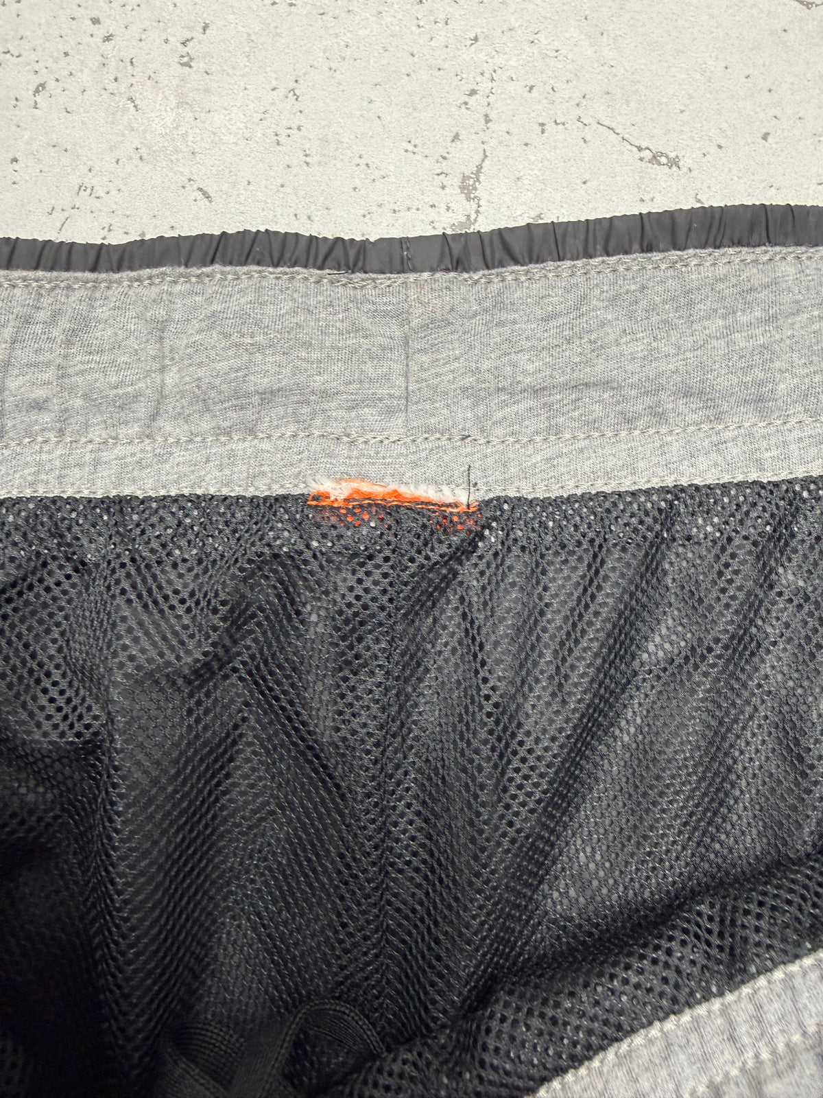 Nike Vintage Trackpants in Schwarz mit weißer Paspel, Größe M, kleine eingerissene Stelle im Netzfutter