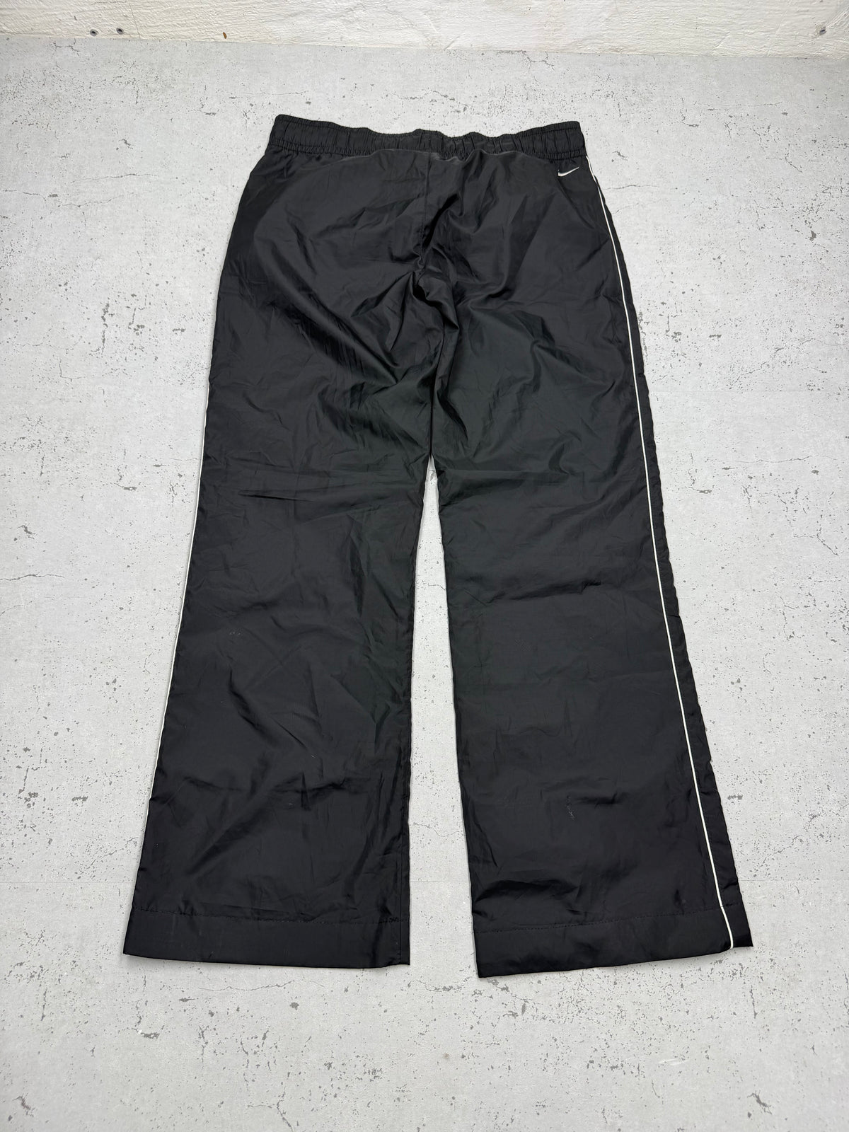 Nike Vintage Trackpants in Schwarz mit weißer Paspel, Größe M, Rückansicht