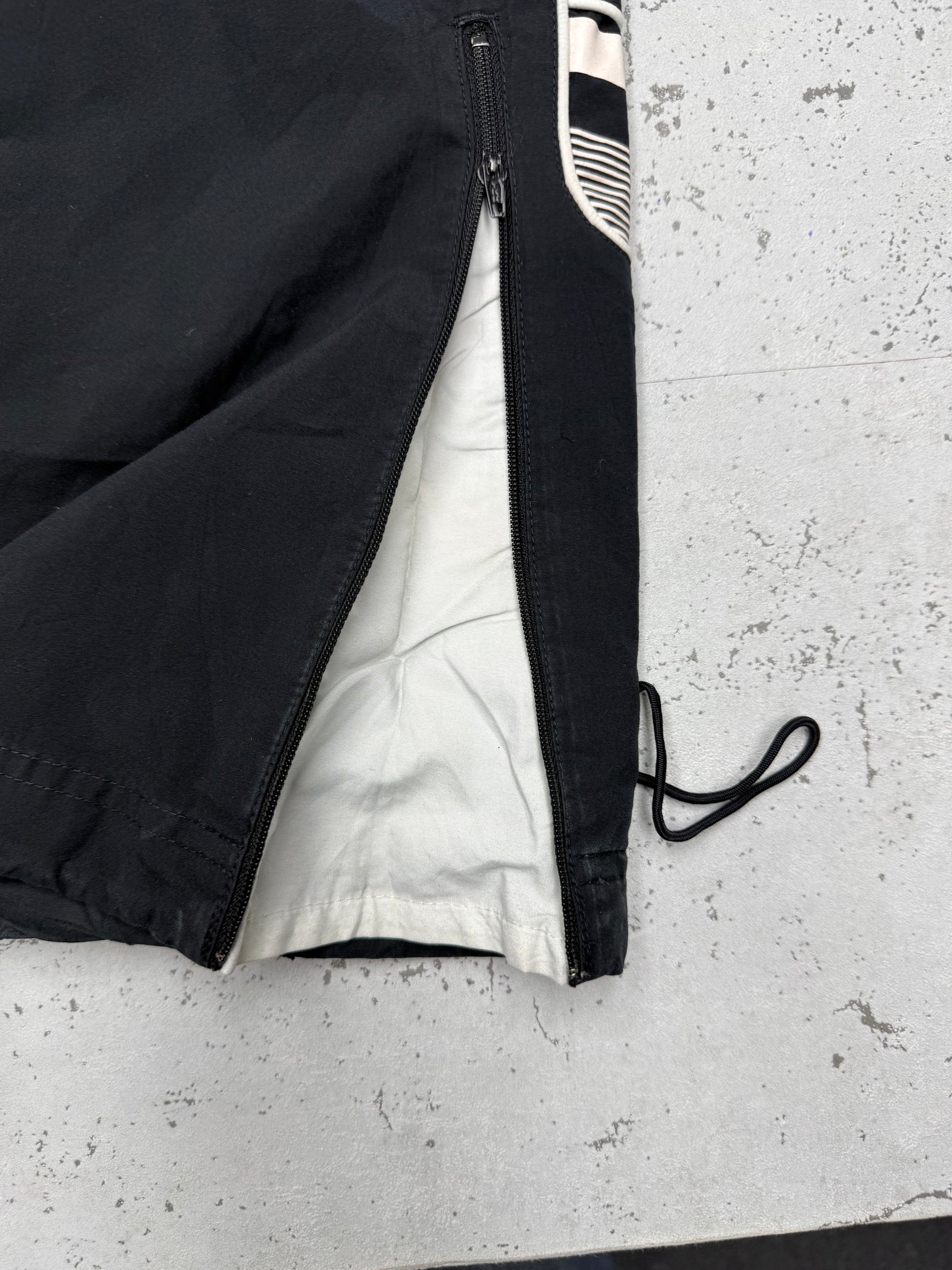 Nike Vintage Trackpants in Beige mit Logo-Streifen, Größe S, Detail Reißverschluss am Bein